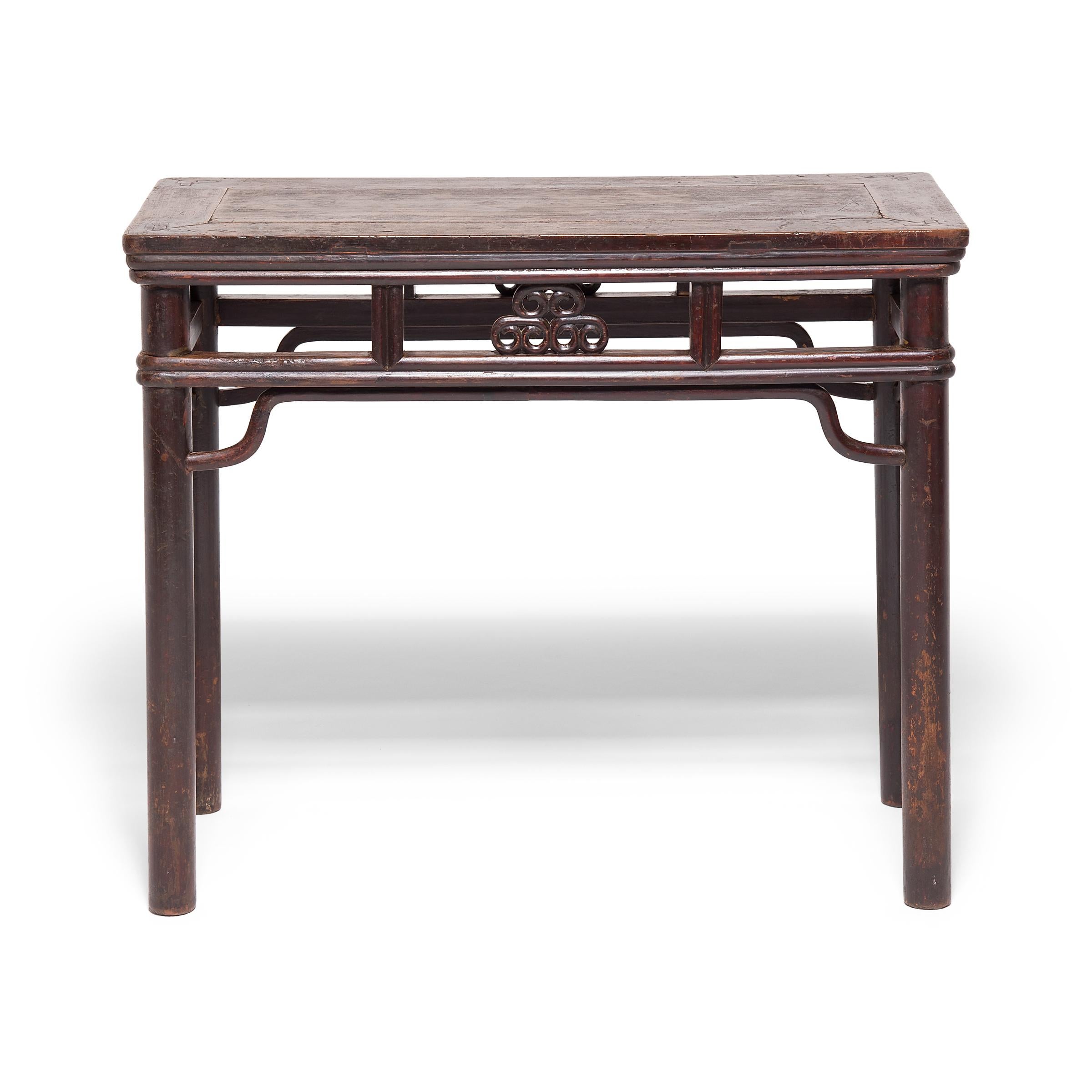 Dieser exquisite Weintisch aus dem 19. Jahrhundert wurde aus Walnussholz gefertigt, das aus den Wäldern der chinesischen Provinz Hebei stammt. Der Tisch besticht durch runde Beine, sanft geschwungene Bänder und eine zarte Schürze, die mit