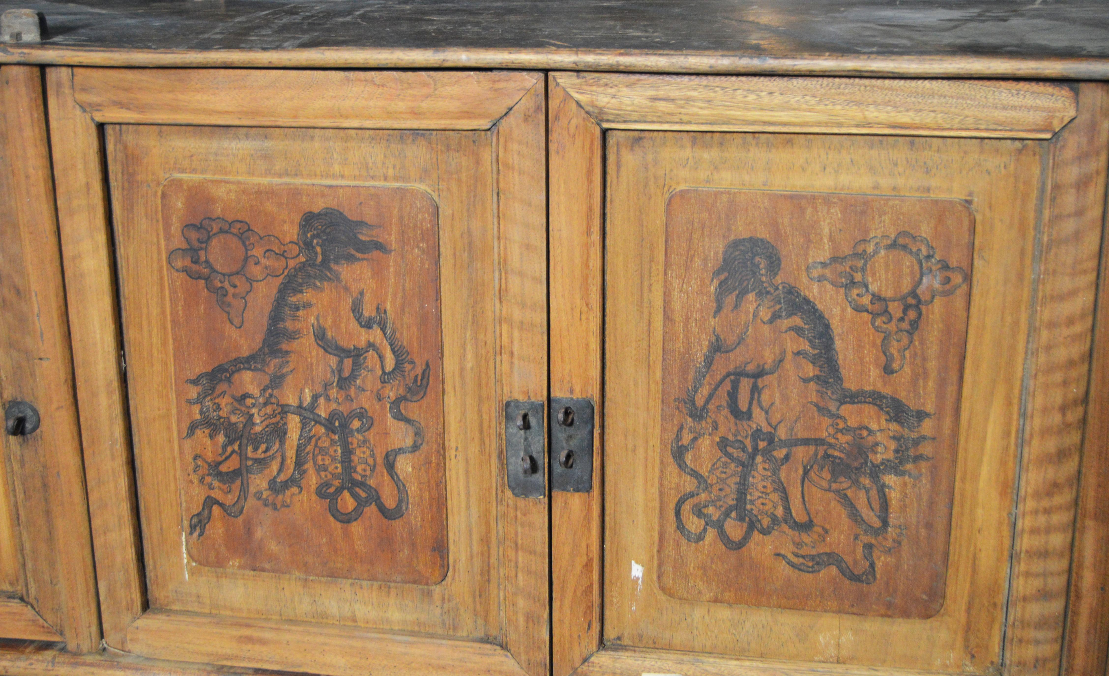 Chinois Armoire basse chinoise du 19ème siècle en bois à quatre portes avec scènes peintes à la main en vente