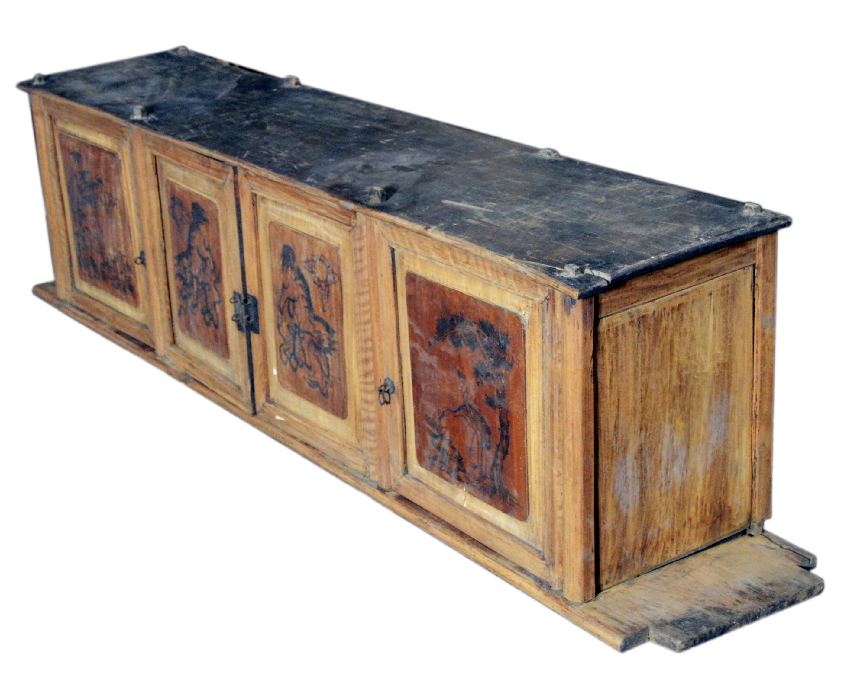 XIXe siècle Armoire basse chinoise du 19ème siècle en bois à quatre portes avec scènes peintes à la main en vente