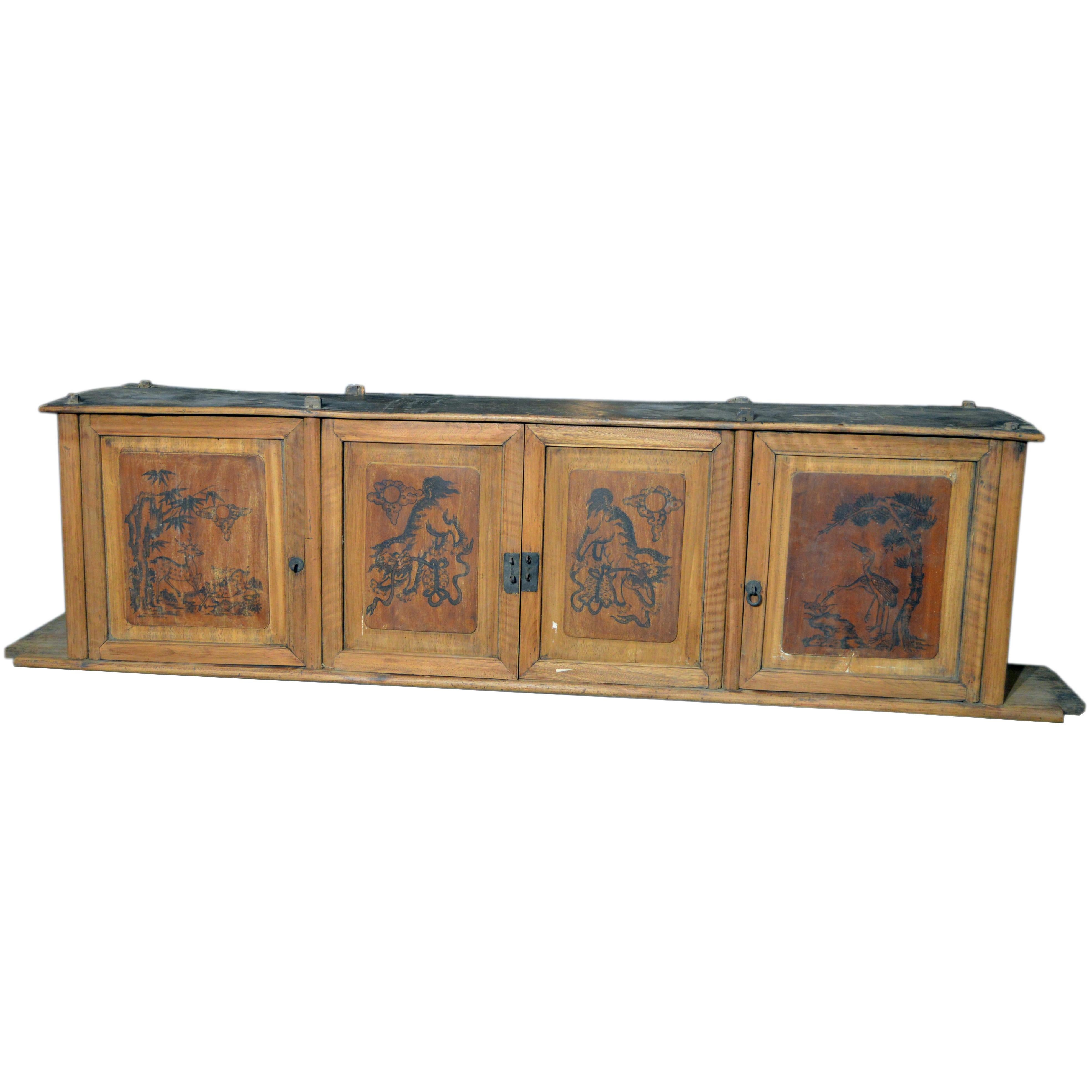 Armoire basse chinoise du 19ème siècle en bois à quatre portes avec scènes peintes à la main en vente