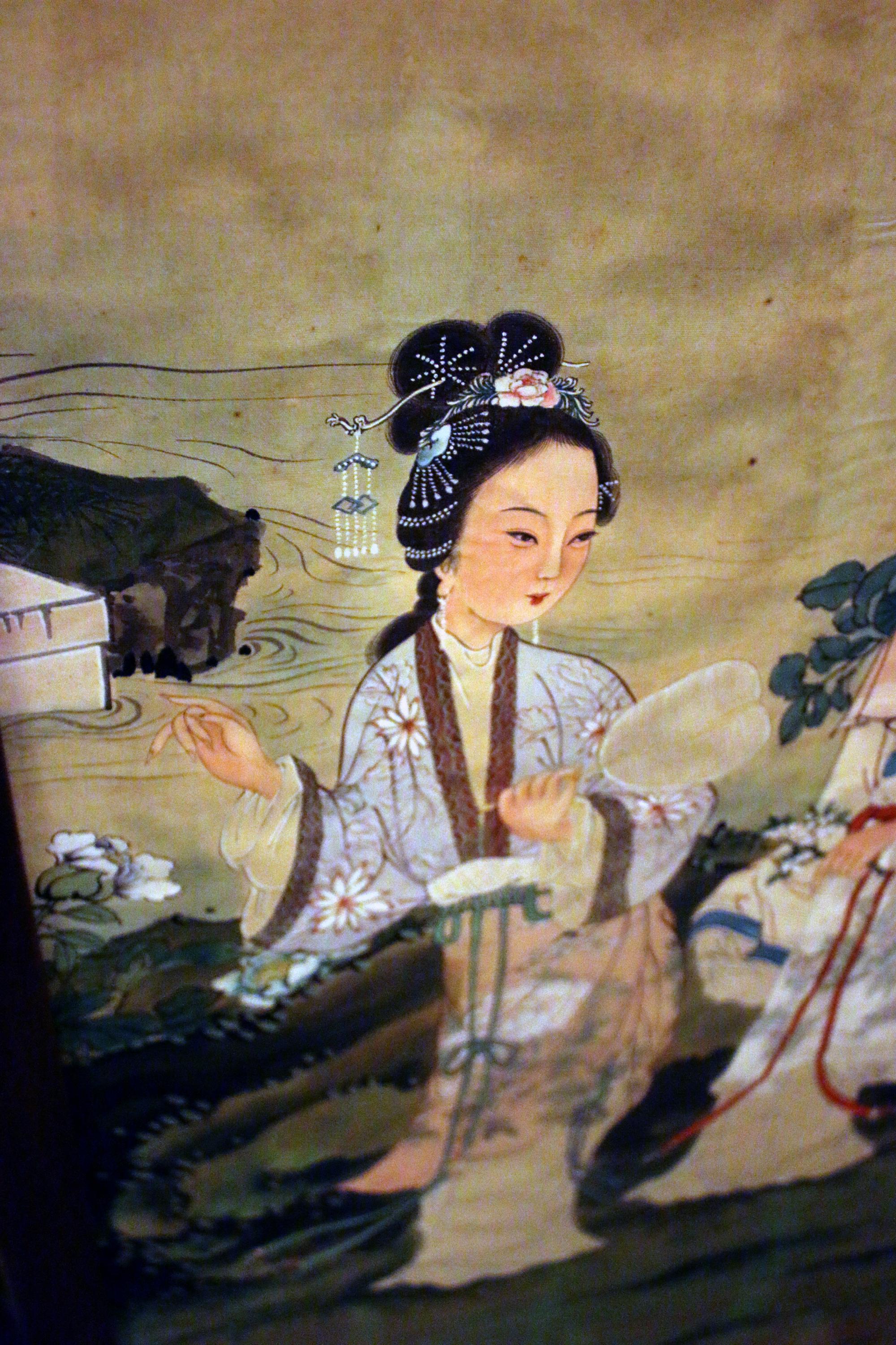 Vier handgemalte chinesische Tafeln aus dem 19. Jahrhundert auf Seide in einem handgeschnitzten Rahmen aus Teakholz mit einem geschnitzten Lotus an der Spitze. Starke, lebendige Farben mit vielen Details. Die Rückseite ist mit einem festen,