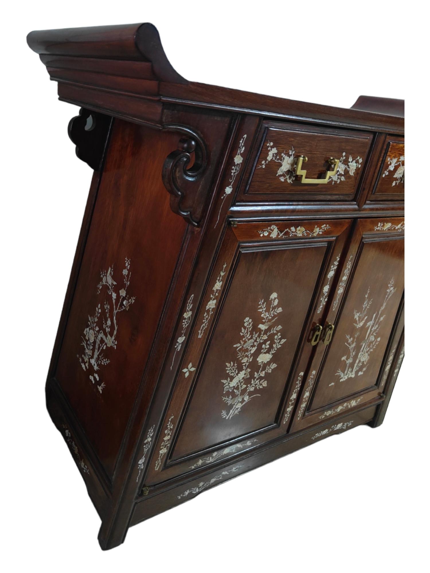 19th Century Chinese Furniture BUFFET For Sale 5