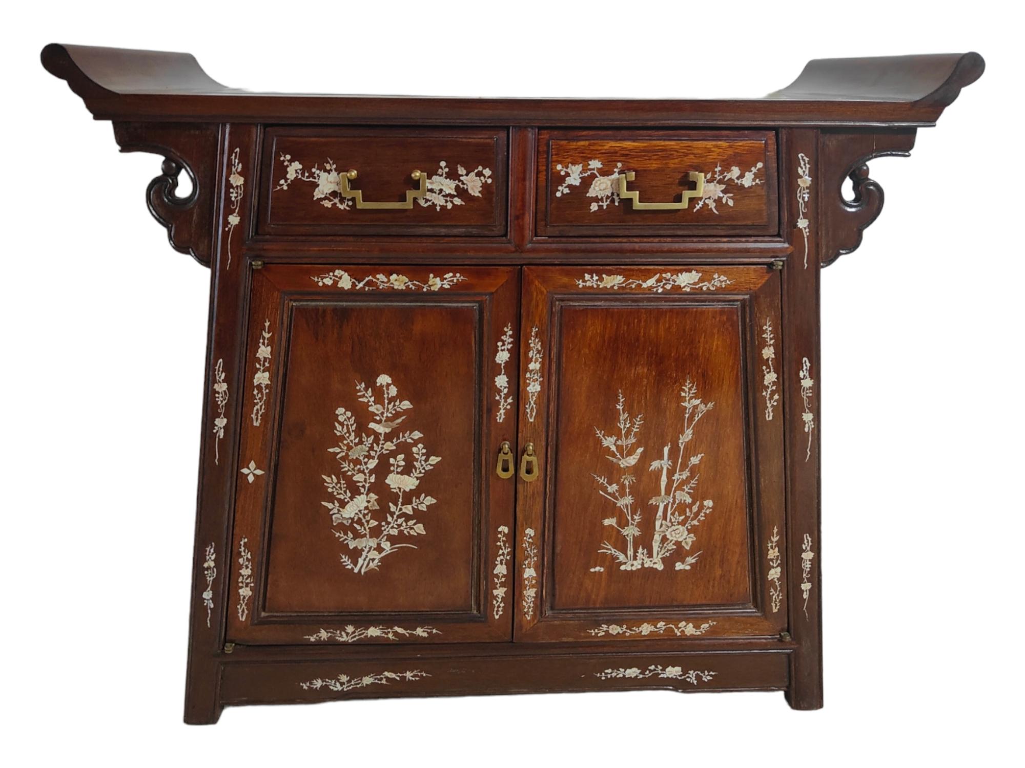 19th Century Chinese Furniture
XIX CENTURY CHINESE FURNITURE BUFFET
ELEGANT CHINESE FURNITURE MADE WITH EXOTIC WOOD AND INLAID MOTHER OF PEARL. VERY GOOD CONDITION. MEASURES: 85X82X40 CM