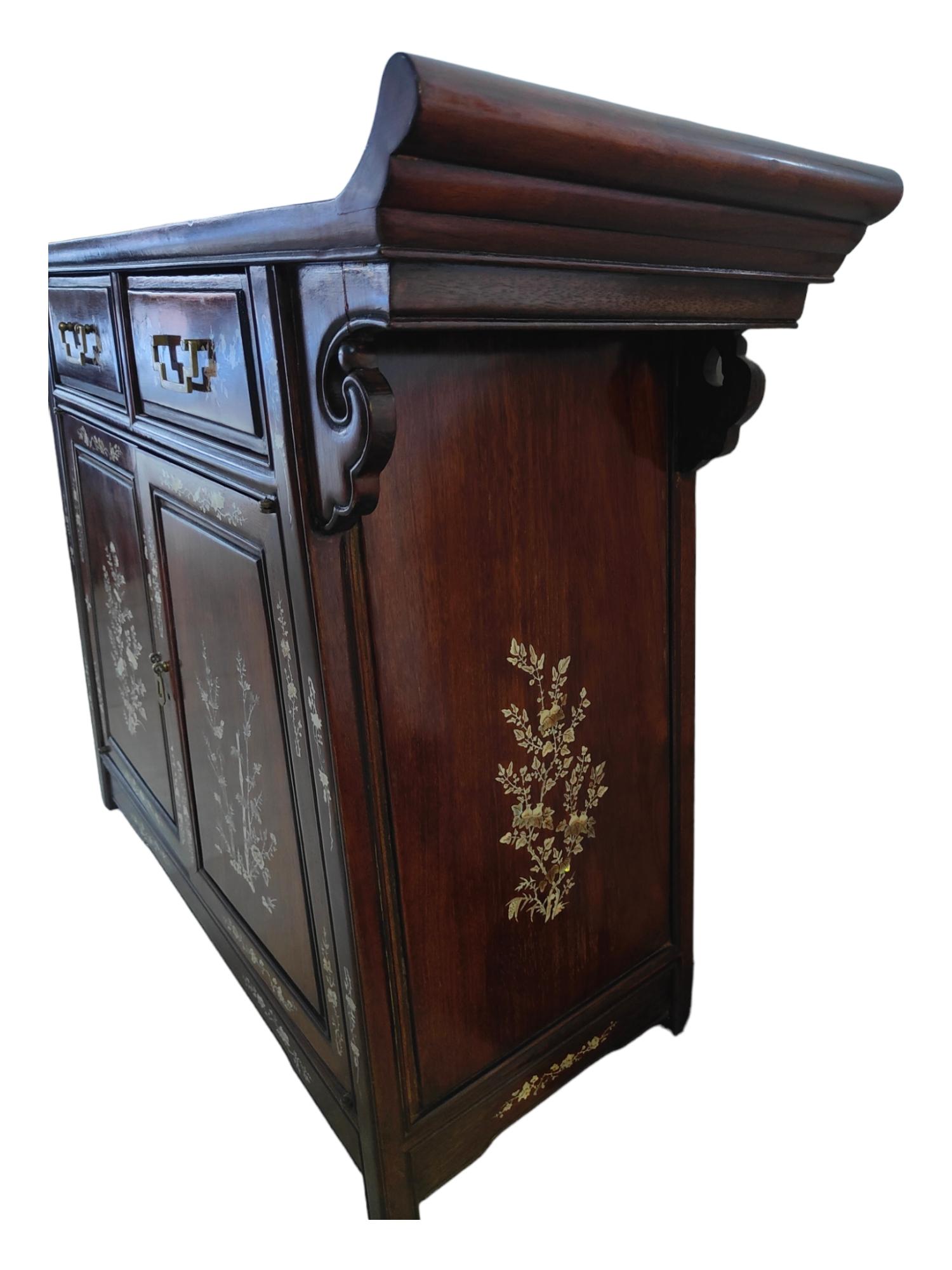 19th Century Chinese Furniture BUFFET For Sale 4