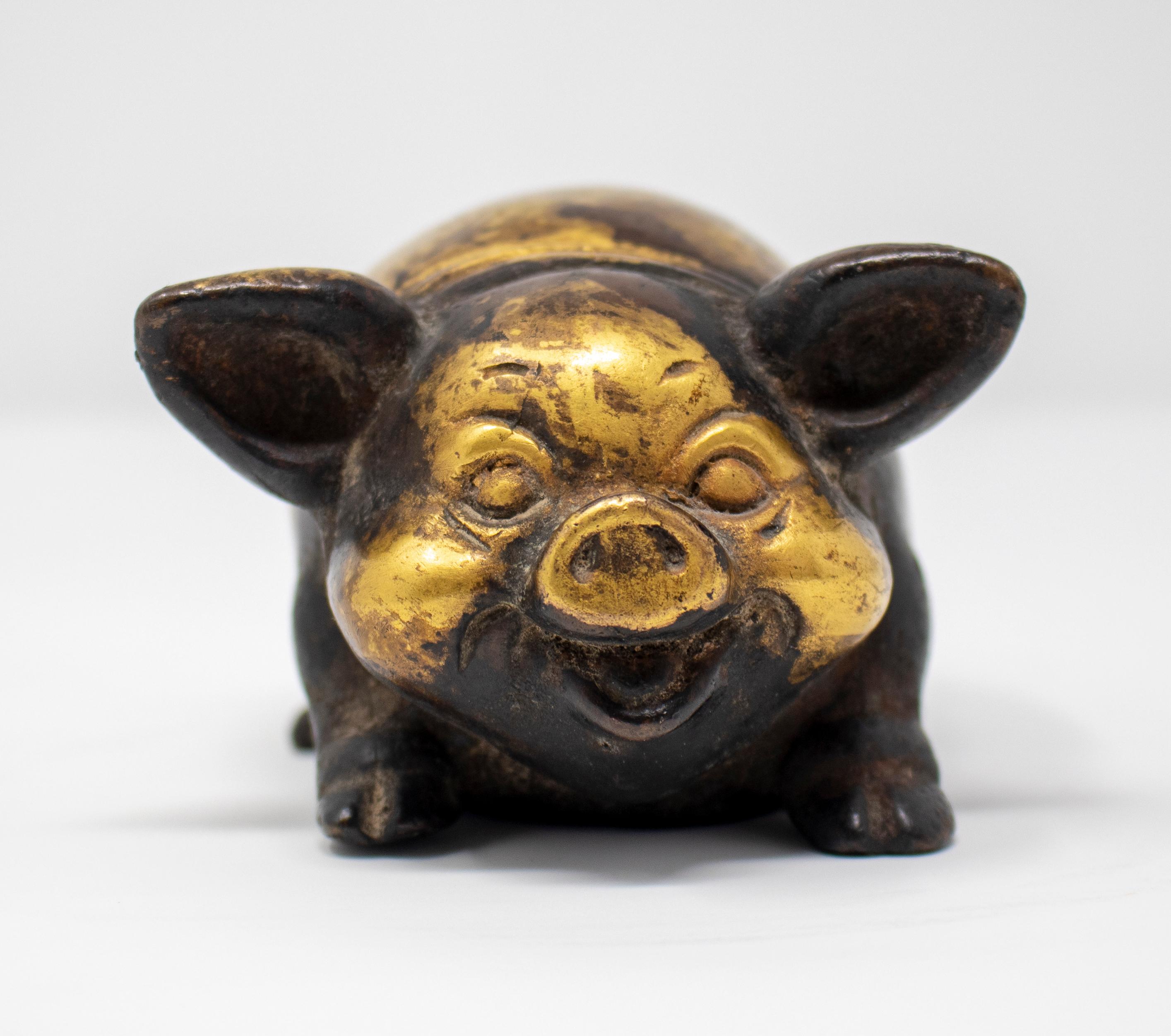 Sculpture chinoise en bronze doré du XIXe siècle représentant un cochon.