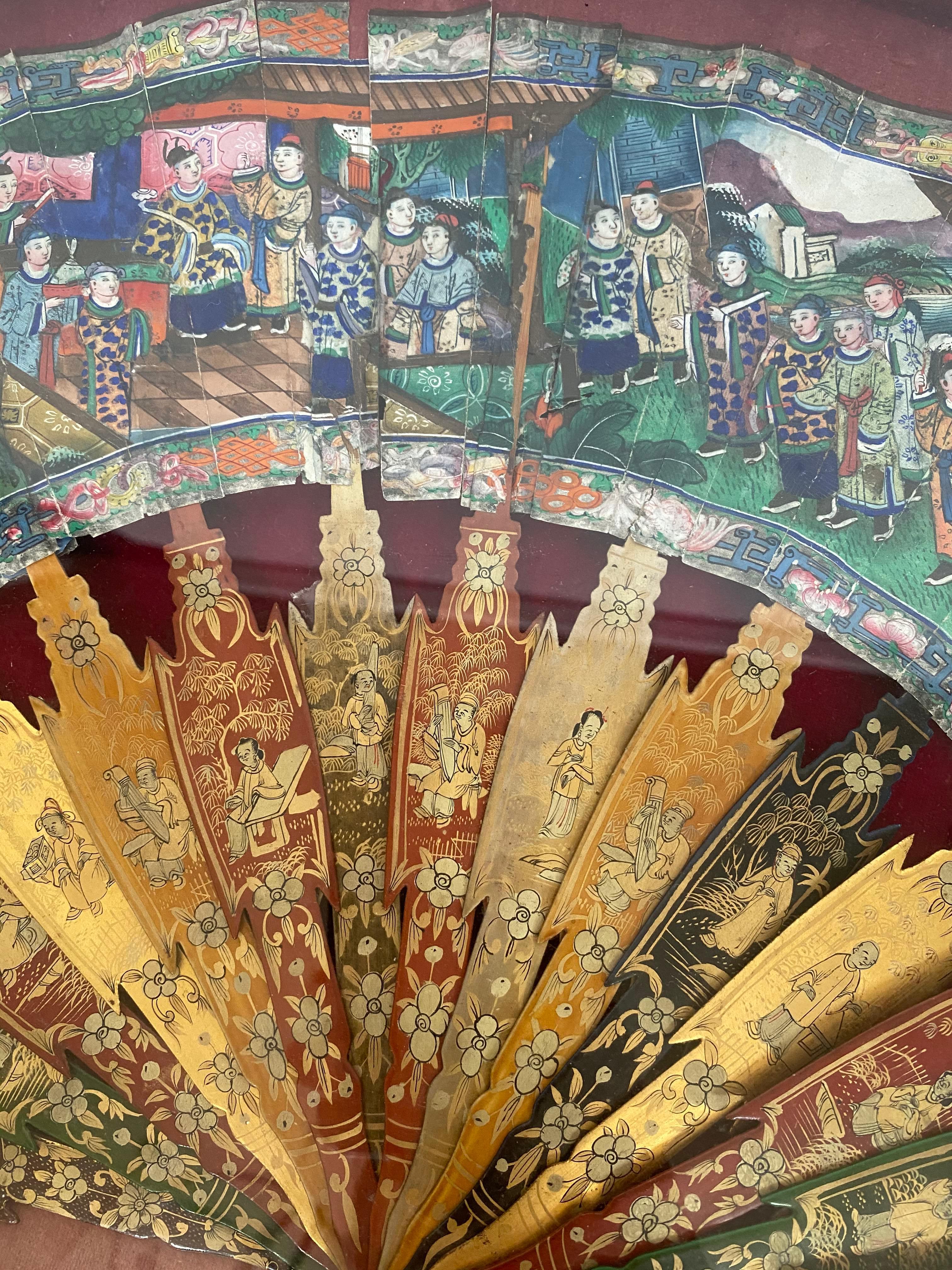 Chinesischer vergoldeter Lackfächer des 19. Jahrhunderts mit Perlmutt-Gesichtern und Lackkasten im Zustand „Relativ gut“ im Angebot in Brea, CA