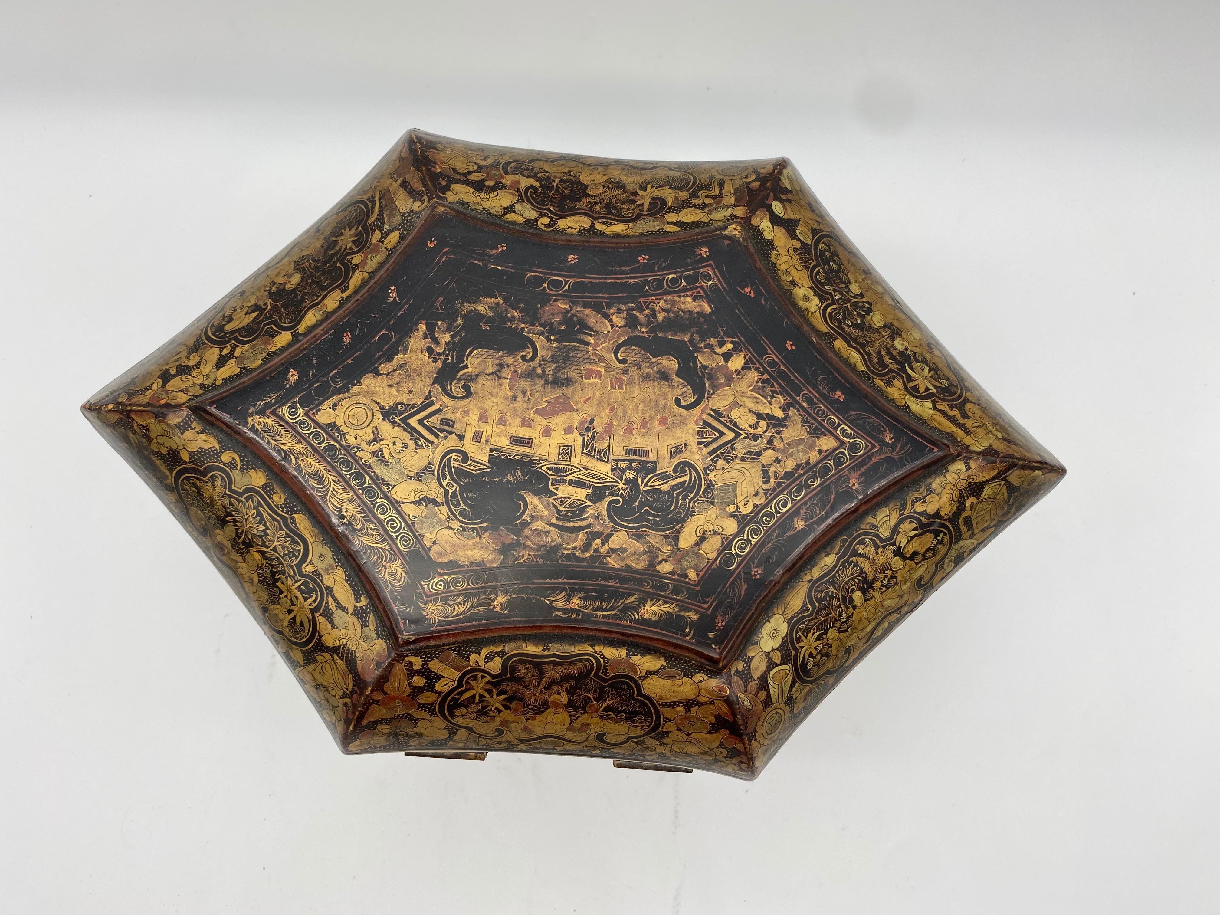 Boîte à thé en laque d'or chinoise du XIXe siècle de la dynastie Qing. Forme unique, difficile à trouver.