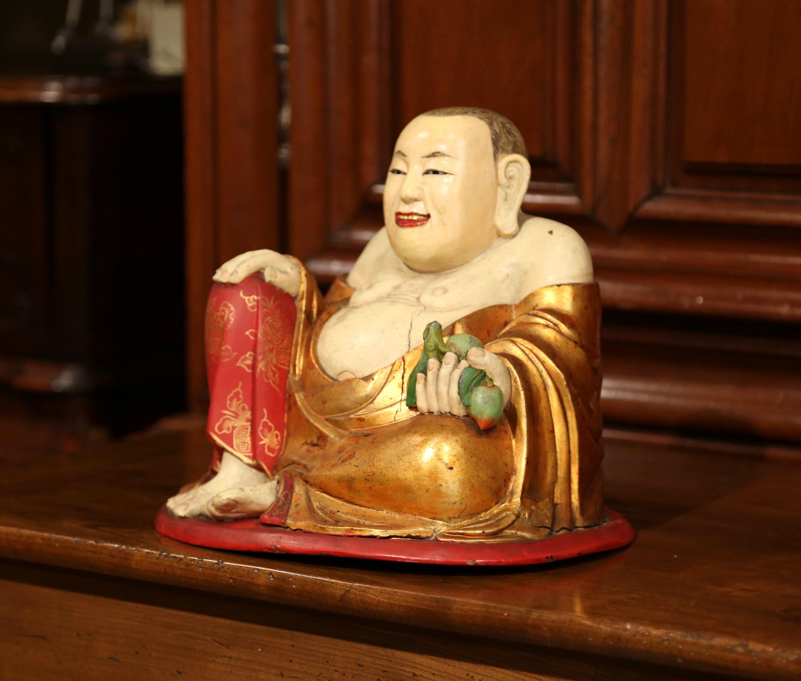 Stellen Sie den Lachenden Buddha in Ihr Wohnzimmer oder in die Eingangshalle, so dass er die Tür sehen kann. Diese antike Buddha-Skulptur, die Glück und Überfluss bedeutet, wurde um 1850 in Asien handgeschnitzt. Der Buddha sitzt mit einem dicken