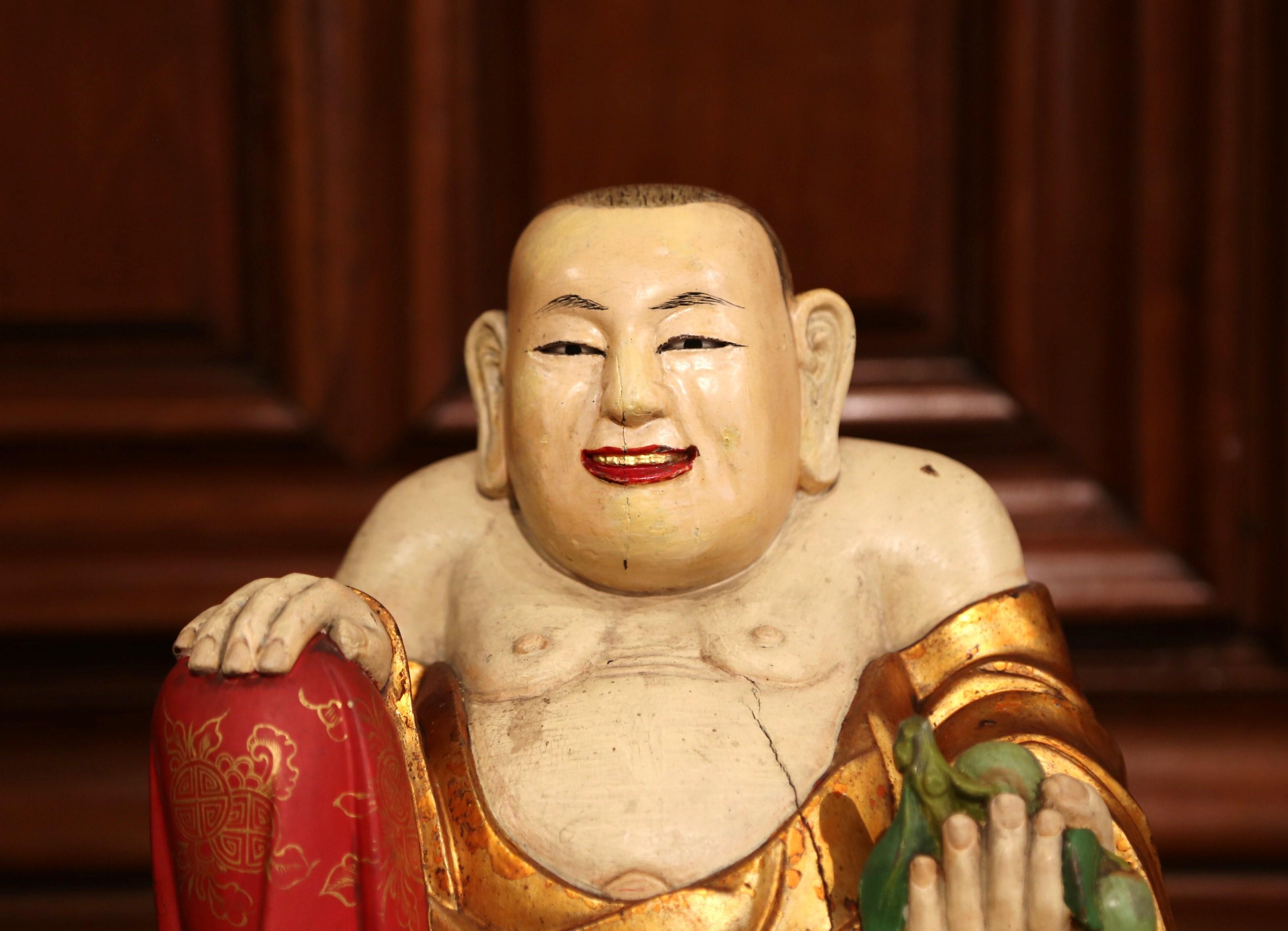 Chinesische handgeschnitzte, polychrom bemalte Skulptur „Lachender Buddha“ aus dem 19. Jahrhundert (Vergoldet) im Angebot