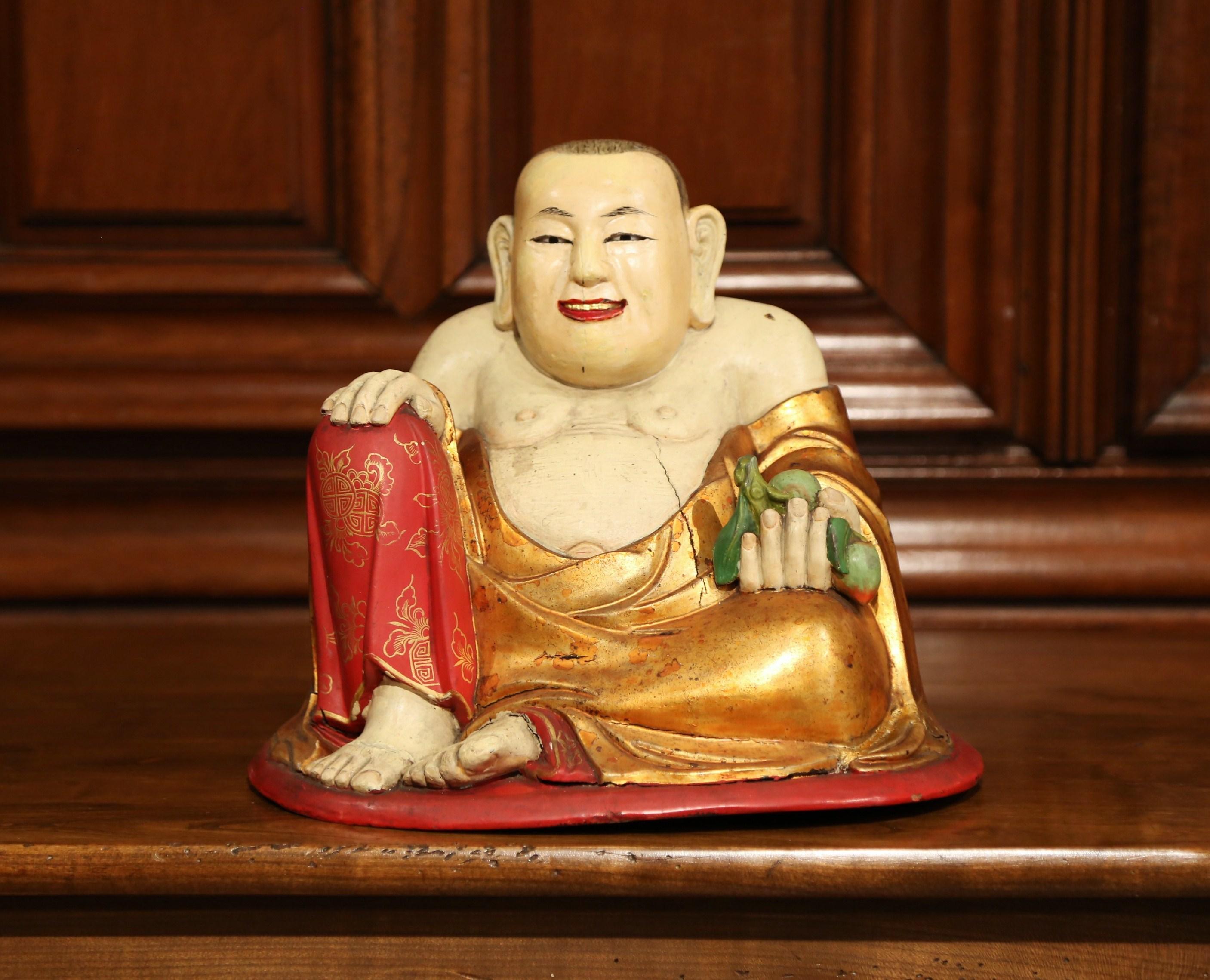 Chinesische handgeschnitzte, polychrom bemalte Skulptur „Lachender Buddha“ aus dem 19. Jahrhundert (Eichenholz) im Angebot