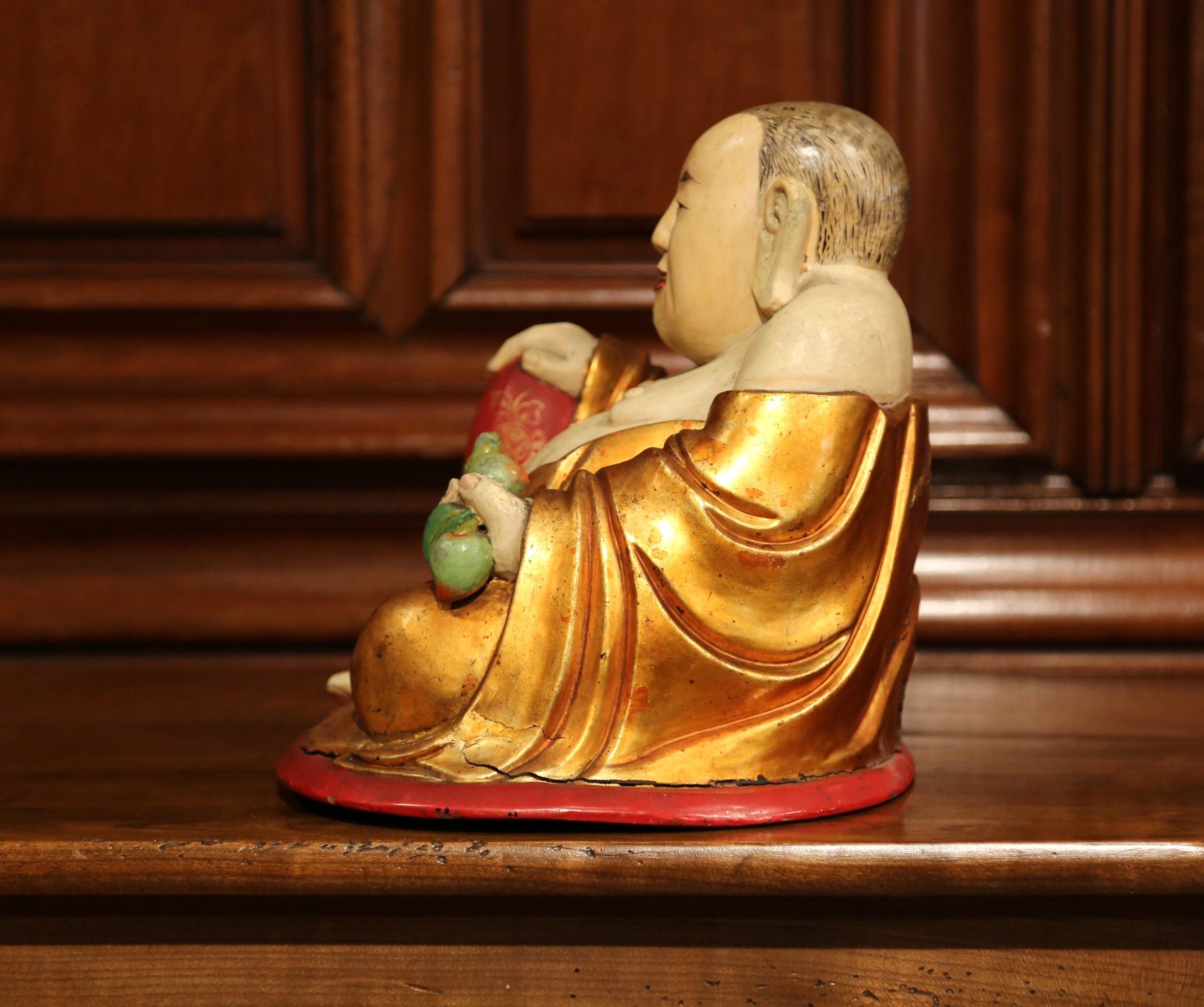 Chinesische handgeschnitzte, polychrom bemalte Skulptur „Lachender Buddha“ aus dem 19. Jahrhundert im Angebot 1