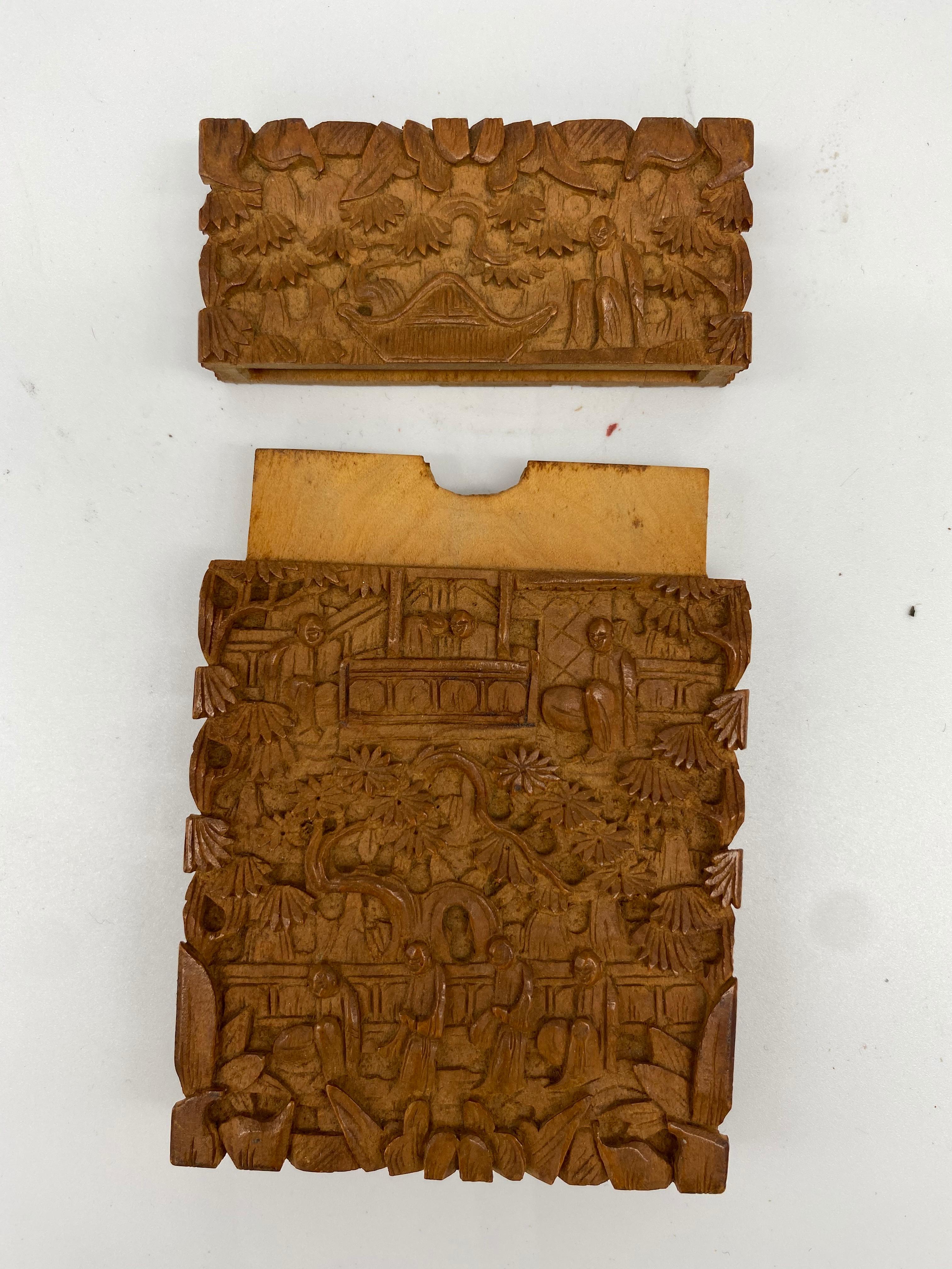 Chinois coffret en bois sculpté à la main du 19ème siècle en vente
