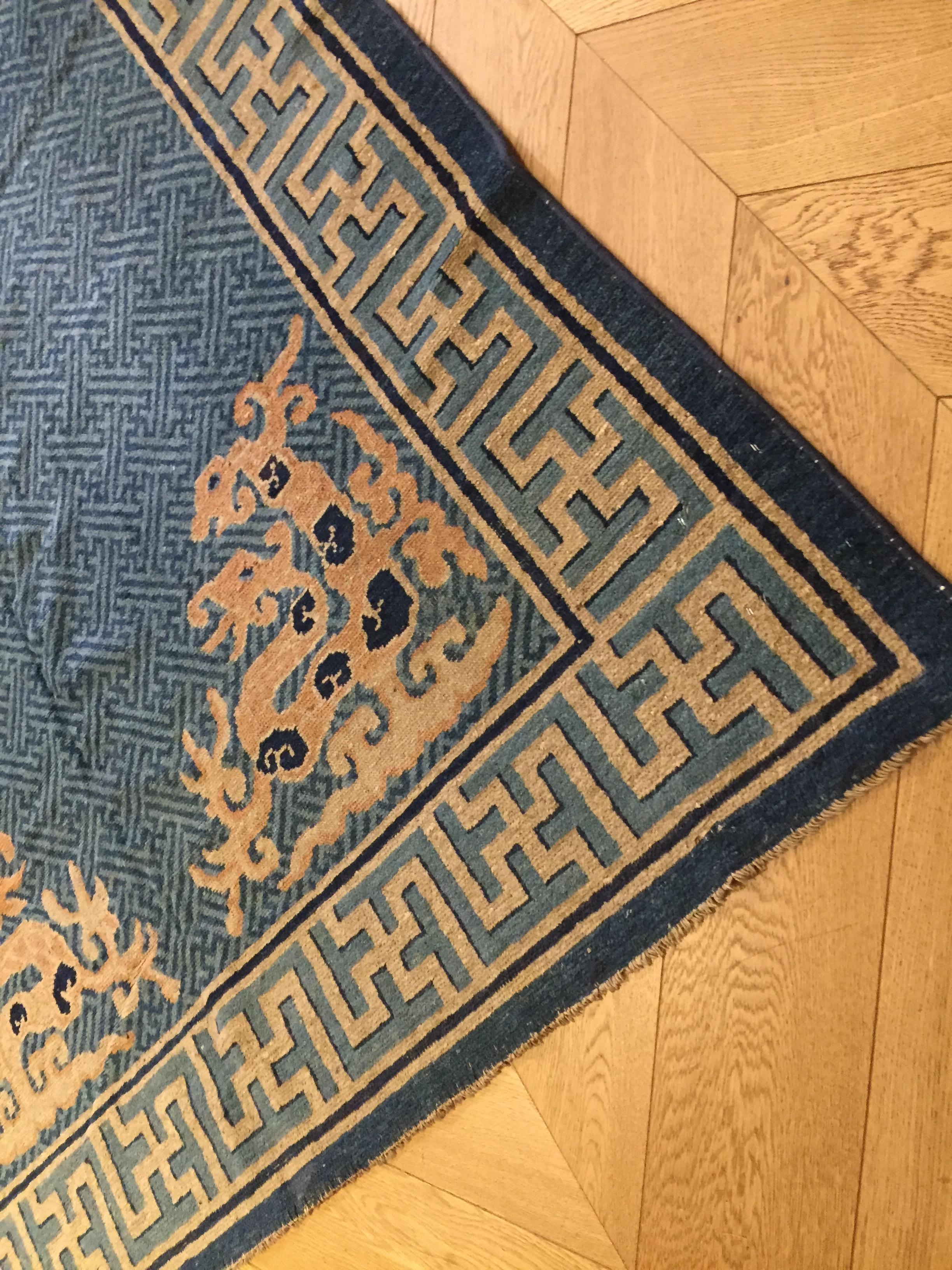 19th Century Chinese Hand-Knotted Rug Blu Beige with Stylized Spiritual Dragons For Sale 3