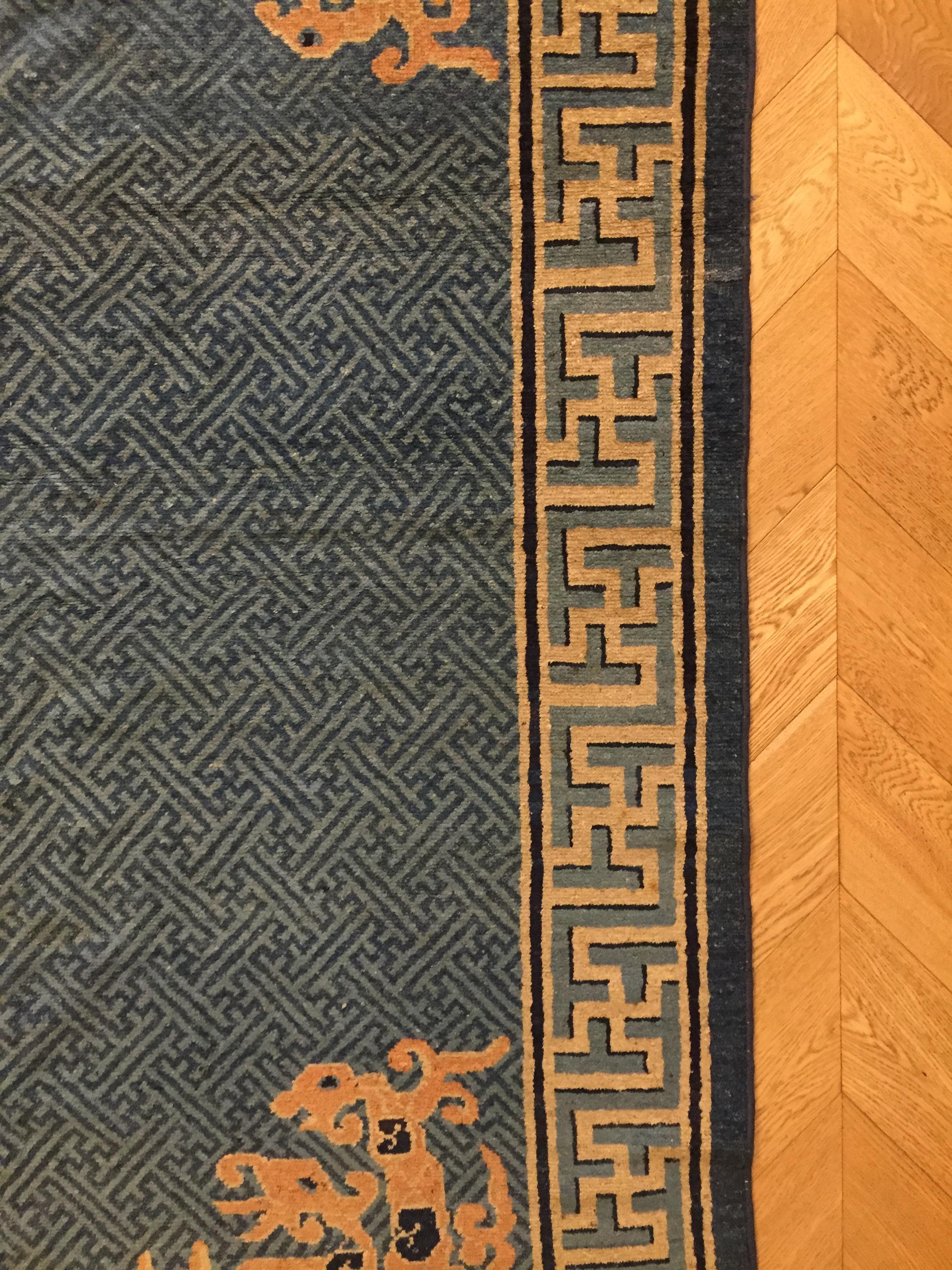 19th Century Chinese Hand-Knotted Rug Blu Beige with Stylized Spiritual Dragons For Sale 4