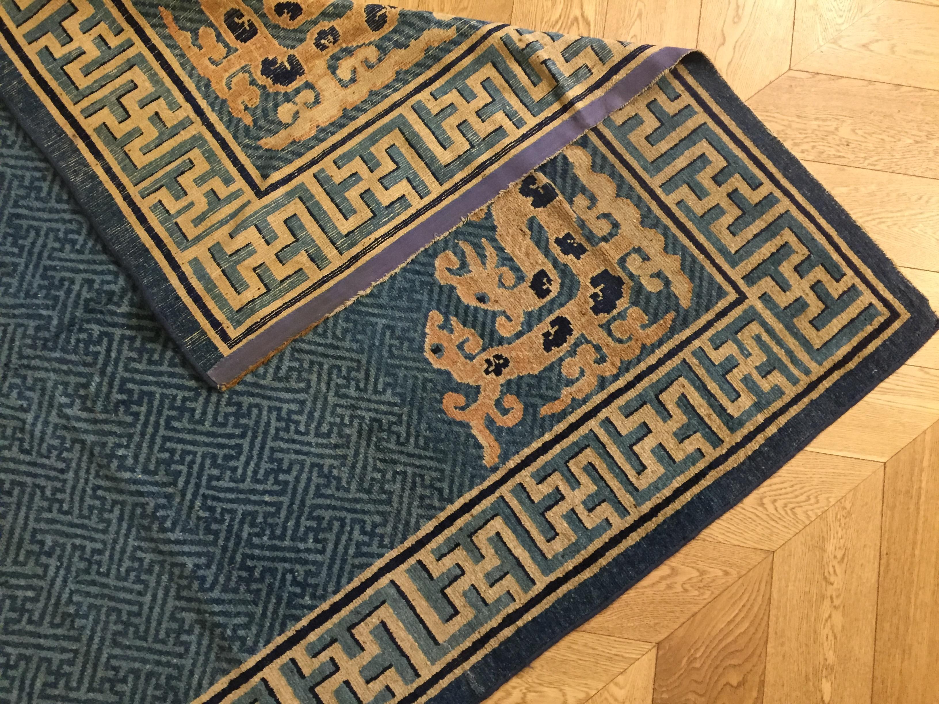 19th Century Chinese Hand-Knotted Rug Blu Beige with Stylized Spiritual Dragons For Sale 8