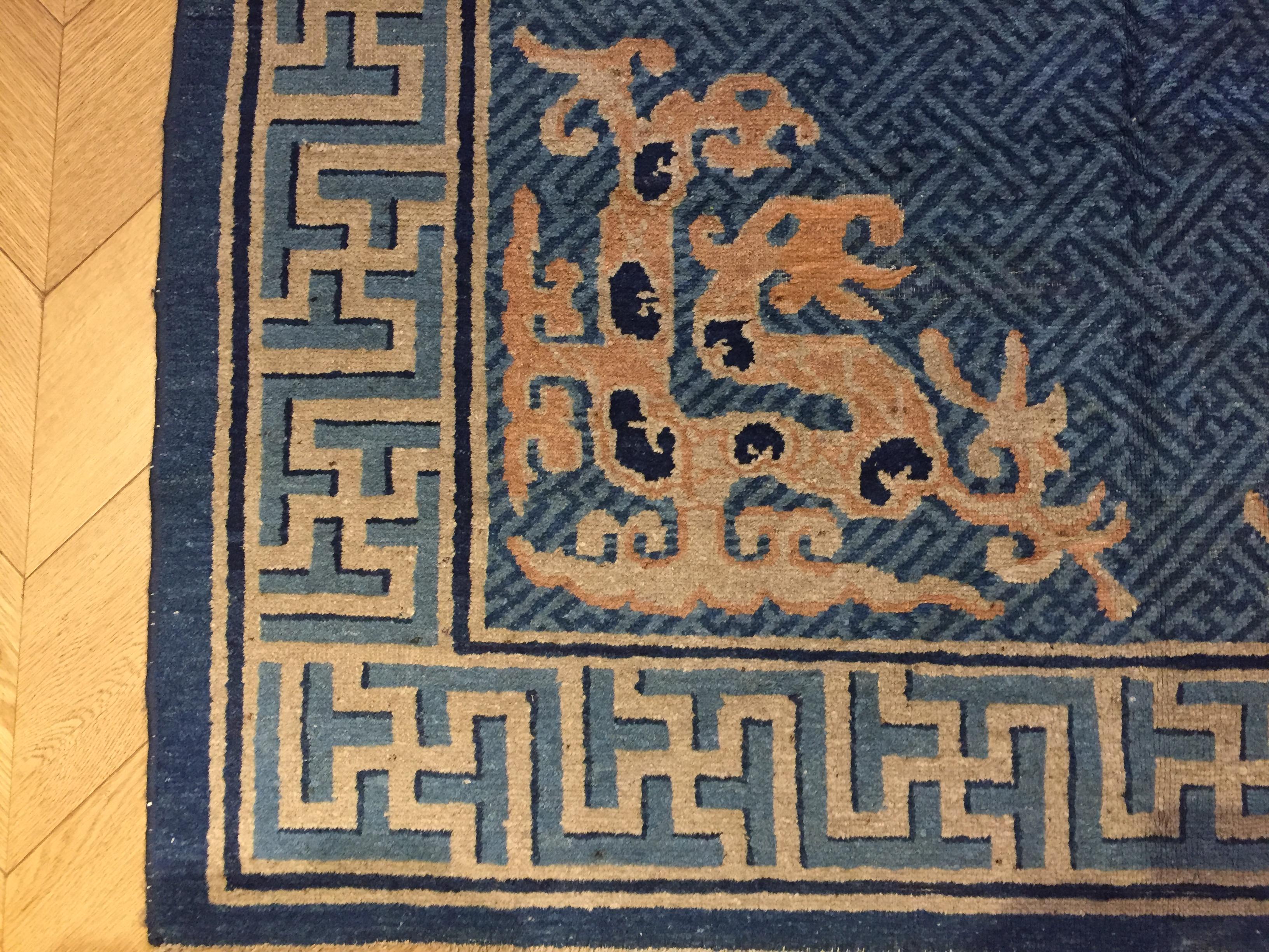 19th Century Chinese Hand-Knotted Rug Blu Beige with Stylized Spiritual Dragons In Good Condition For Sale In Firenze, IT