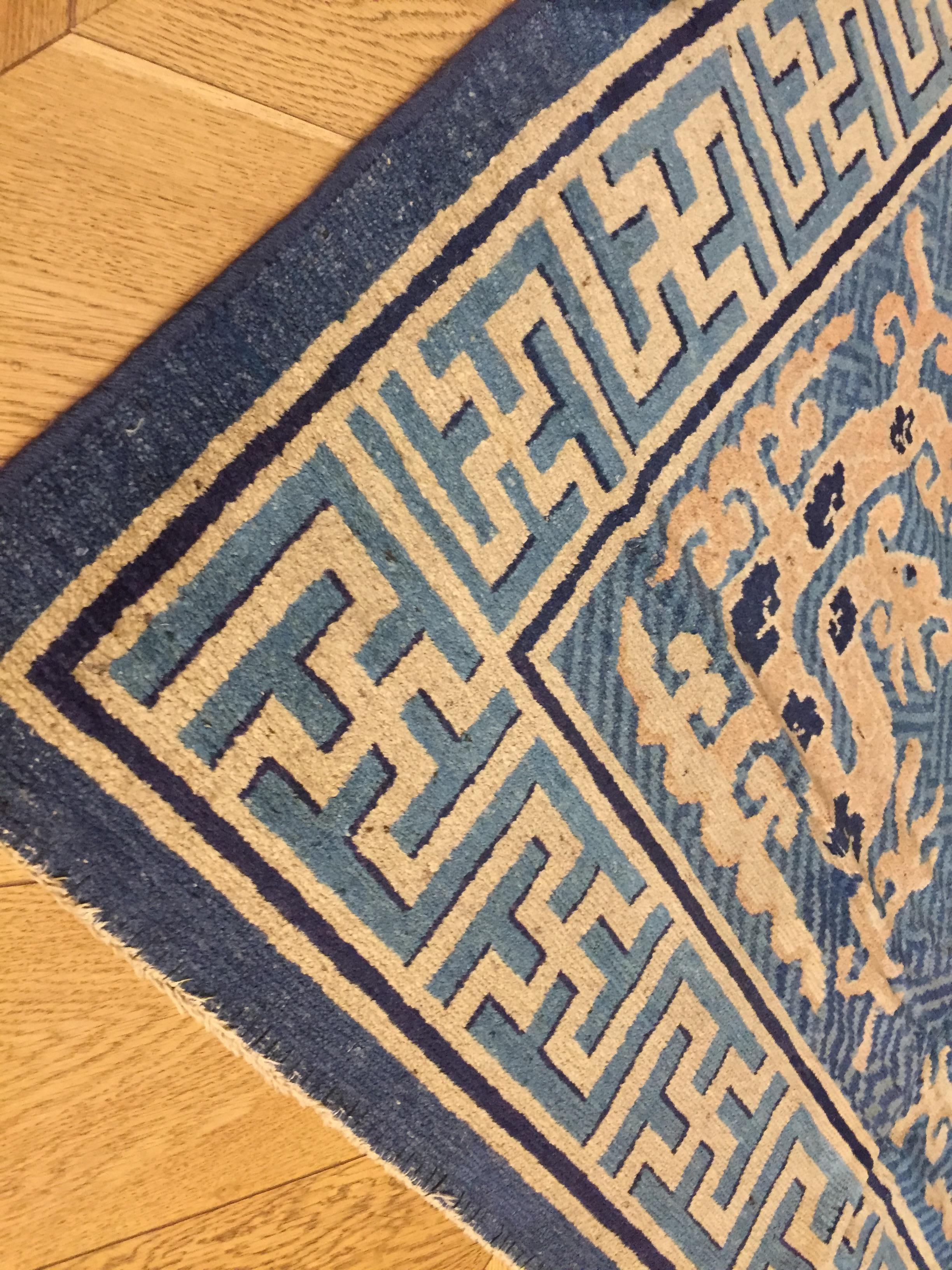 19th Century Chinese Hand-Knotted Rug Blu Beige with Stylized Spiritual Dragons For Sale 2