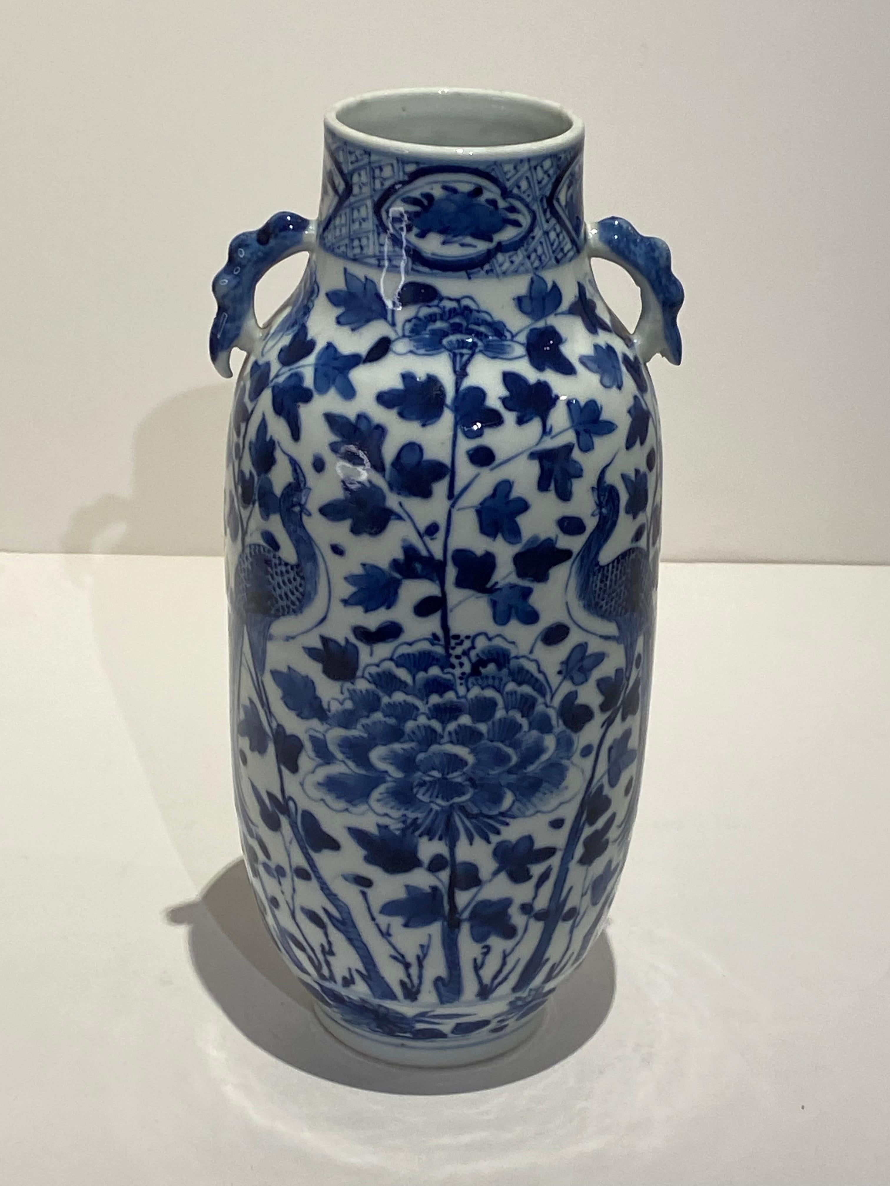 19th Century Chinese Hand Painted Blue & White Porcelain Vase For Sale 1
