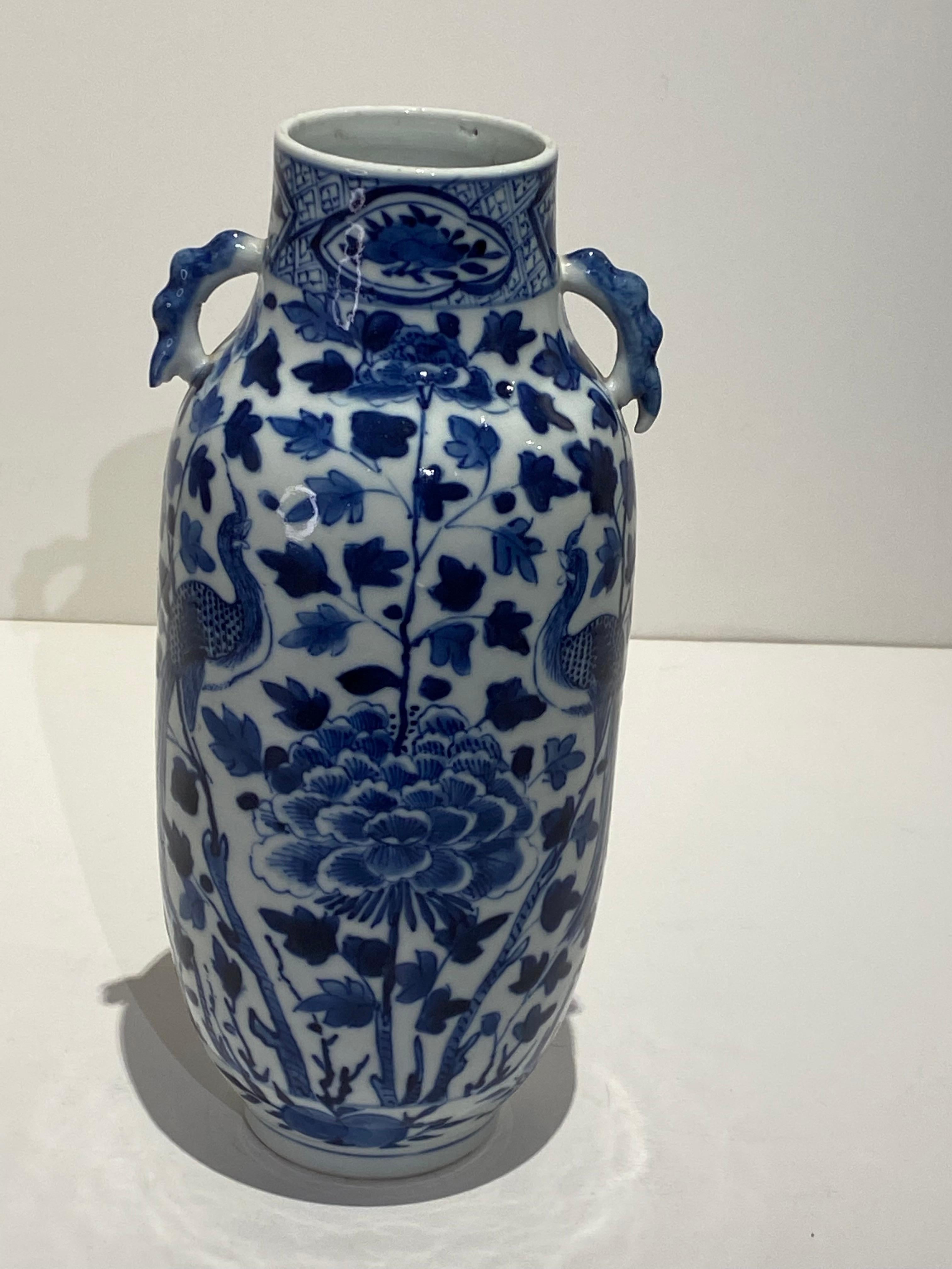 19th Century Chinese Hand Painted Blue & White Porcelain Vase For Sale 4