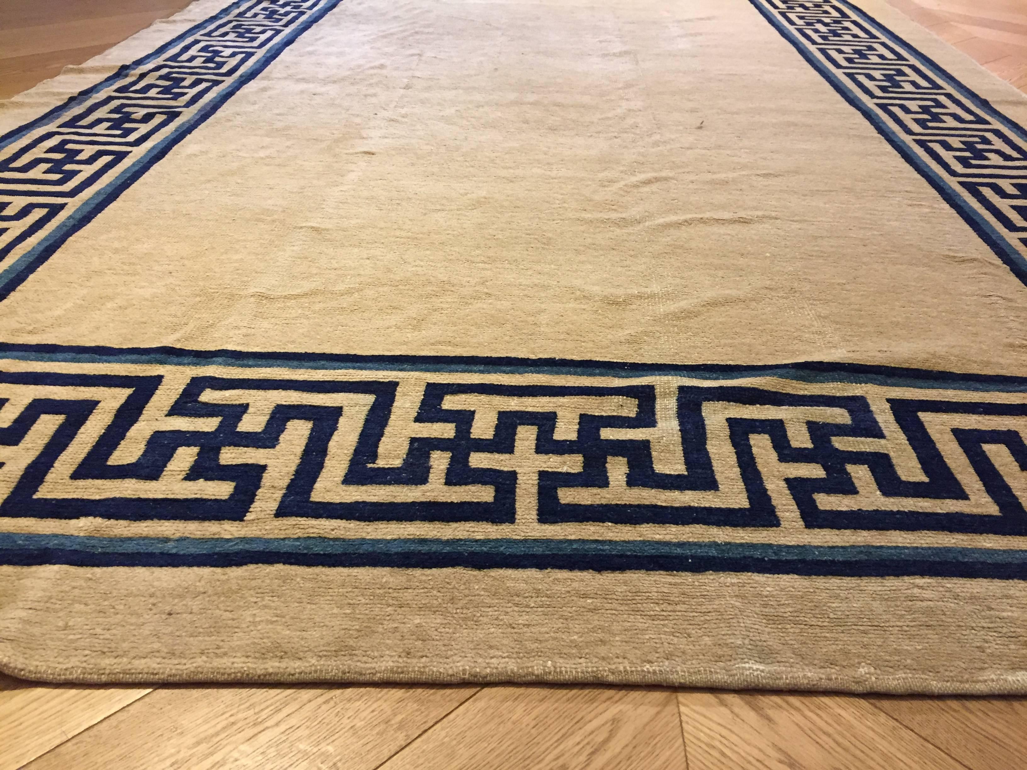 19th Century Blu Border and White Empty Field Wool Chinese Peking Rug, 1870s In Good Condition In Firenze, IT