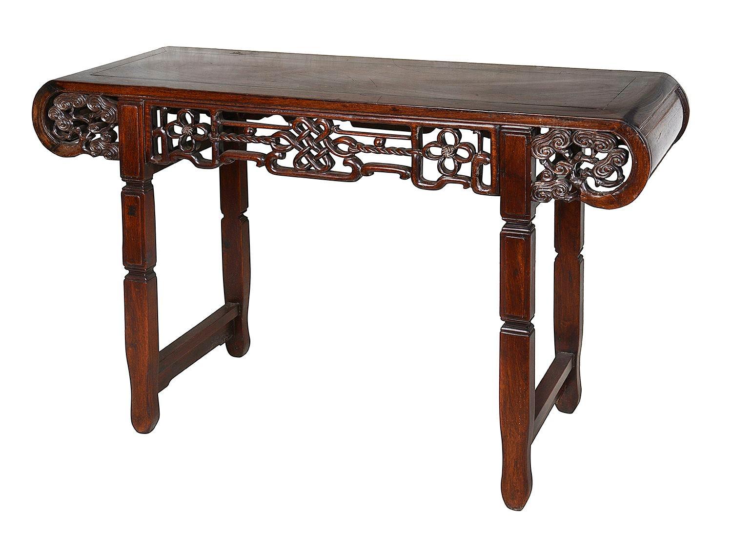 Exportation chinoise Table d'autel chinoise du 19ème siècle en bois dur. en vente