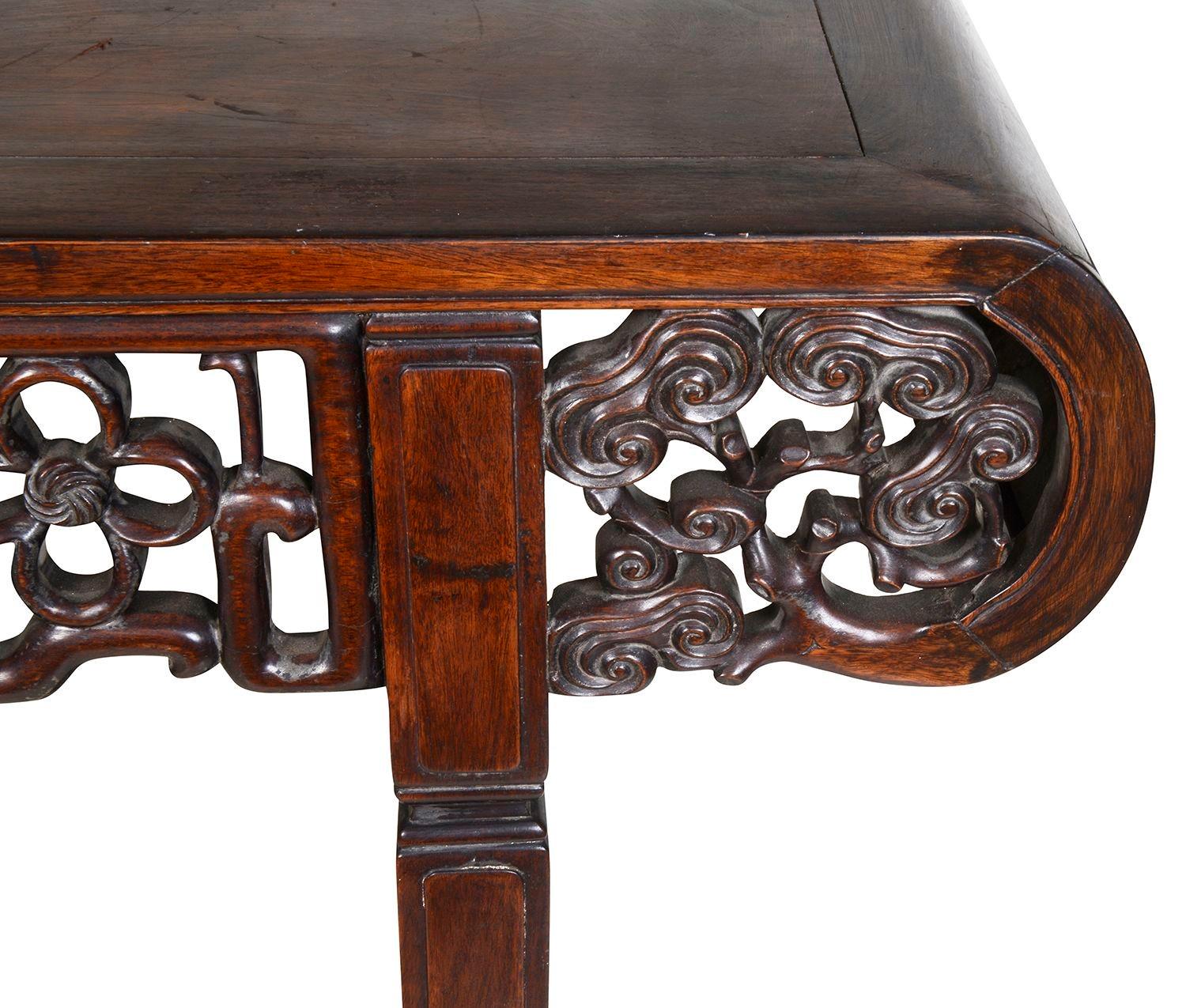Sculpté à la main Table d'autel chinoise du 19ème siècle en bois dur. en vente