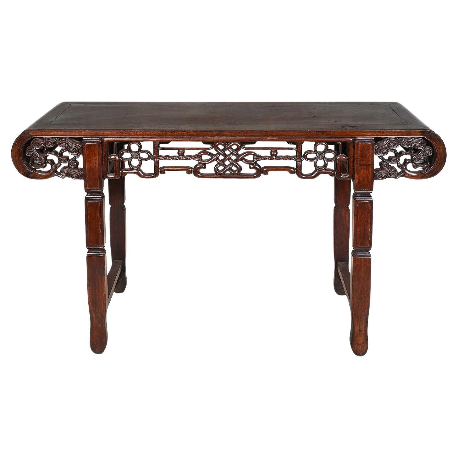 Table d'autel chinoise du 19ème siècle en bois dur. en vente