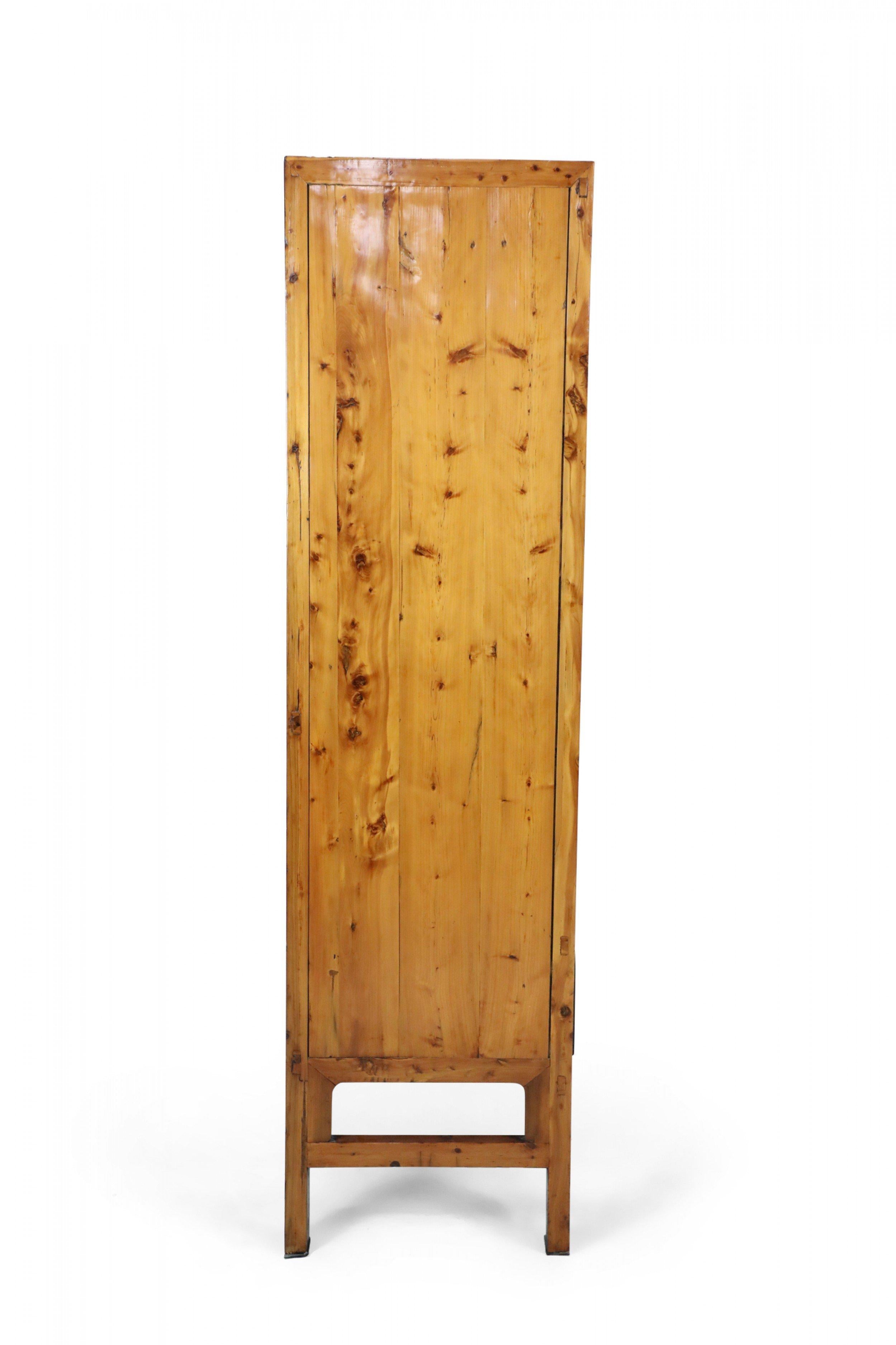 Armoire chinoise en bois de feuillus du XIXe siècle en vente 5