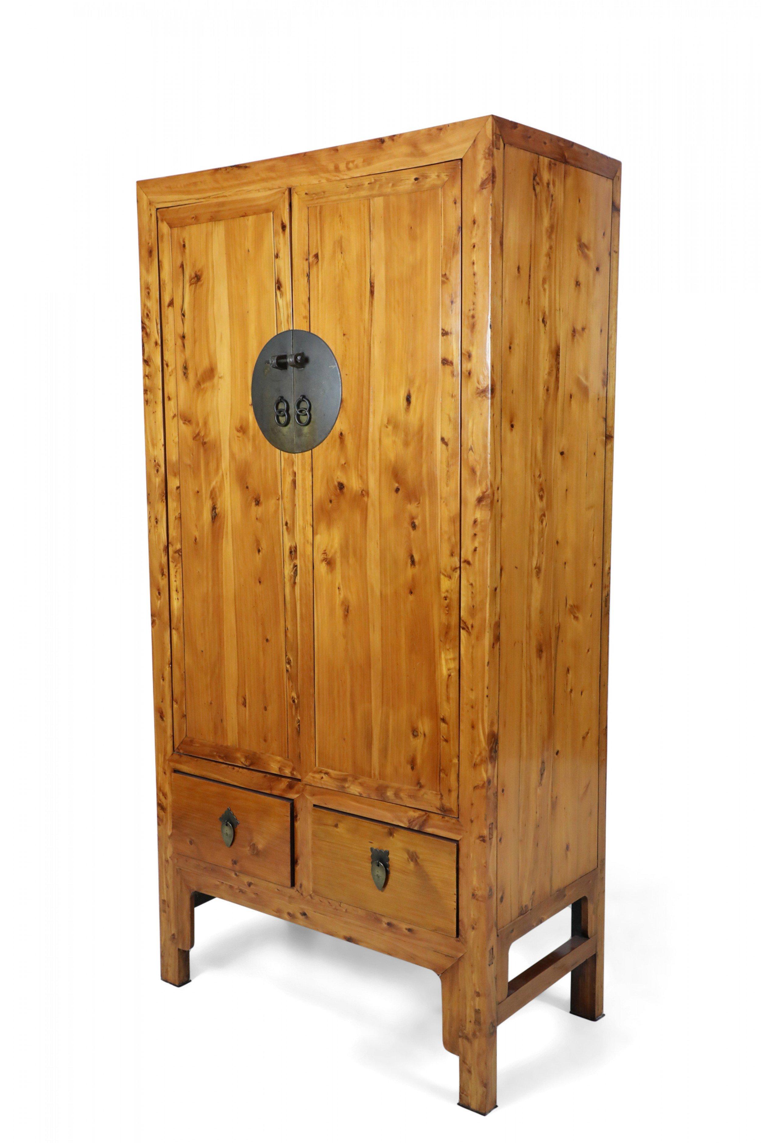 Armoire chinoise (19e siècle) en bois dur avec une grande fermeture à goupille en bronze sur les 2 portes avant qui ont 2 tiroirs intérieurs avec 2 tiroirs supplémentaires sous les portes de l'armoire avec des tirettes en bronze en forme de feuille.