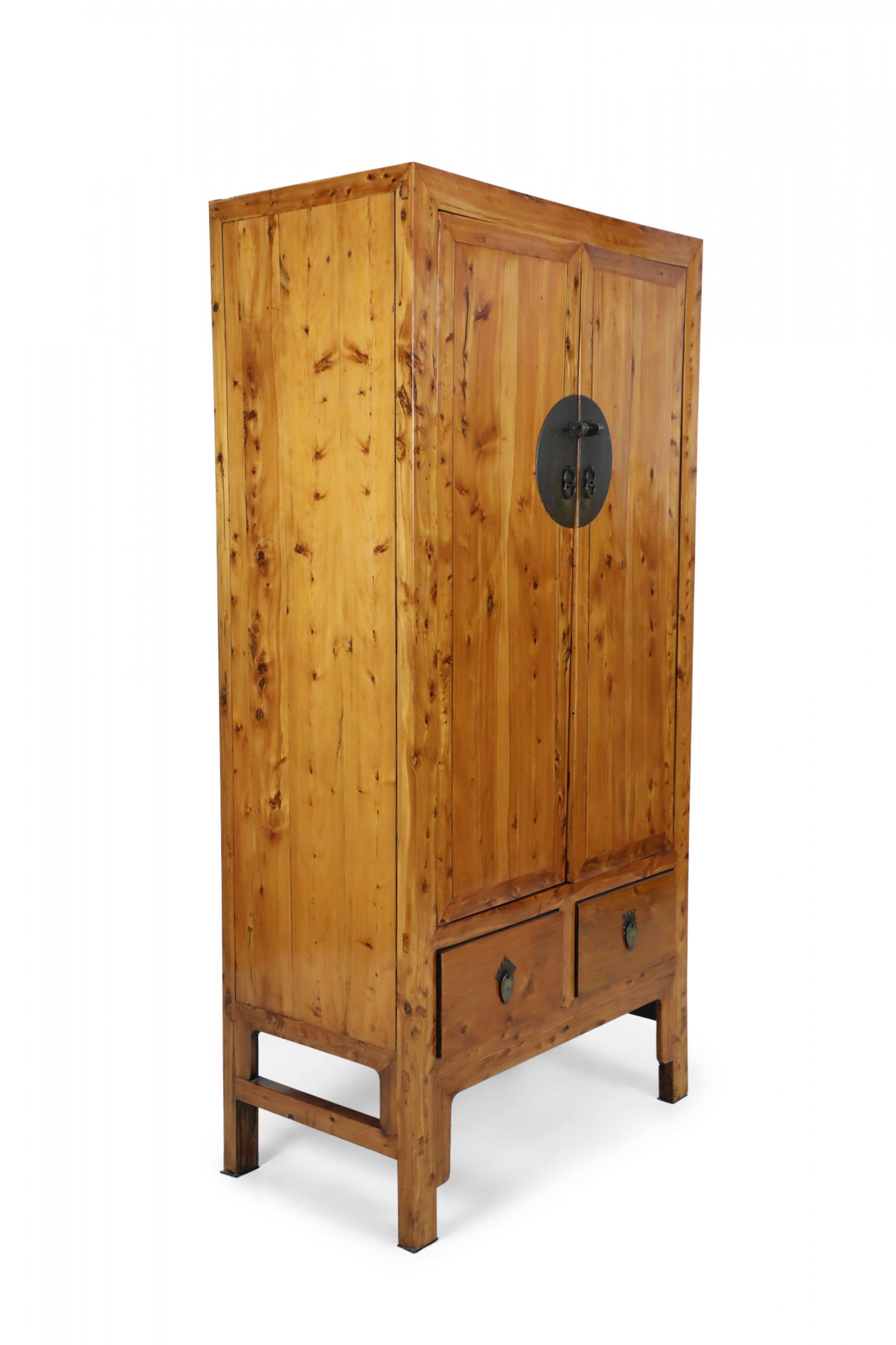 Armoire chinoise en bois de feuillus du XIXe siècle en vente 1