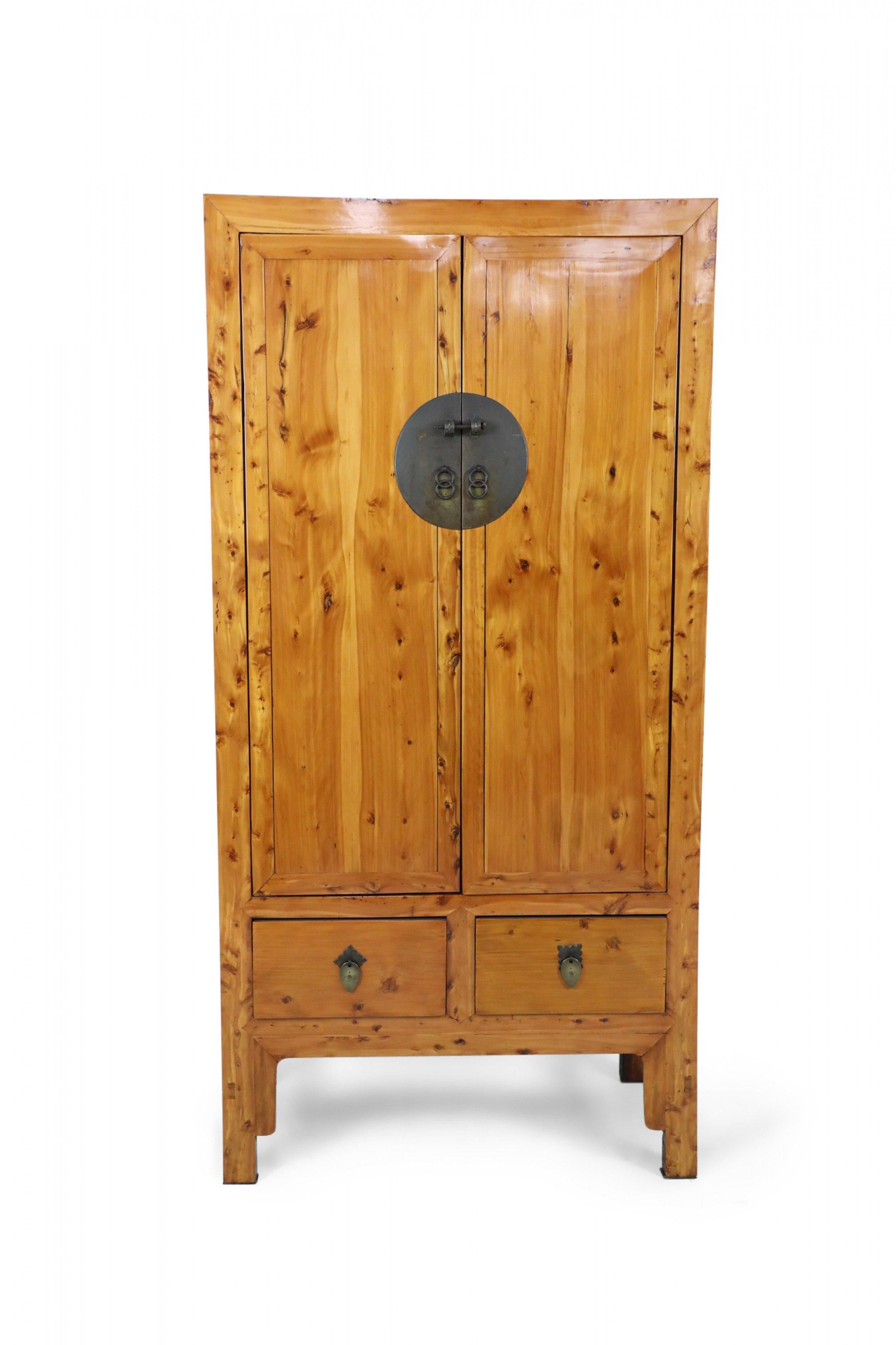 Armoire chinoise en bois de feuillus du XIXe siècle en vente 2