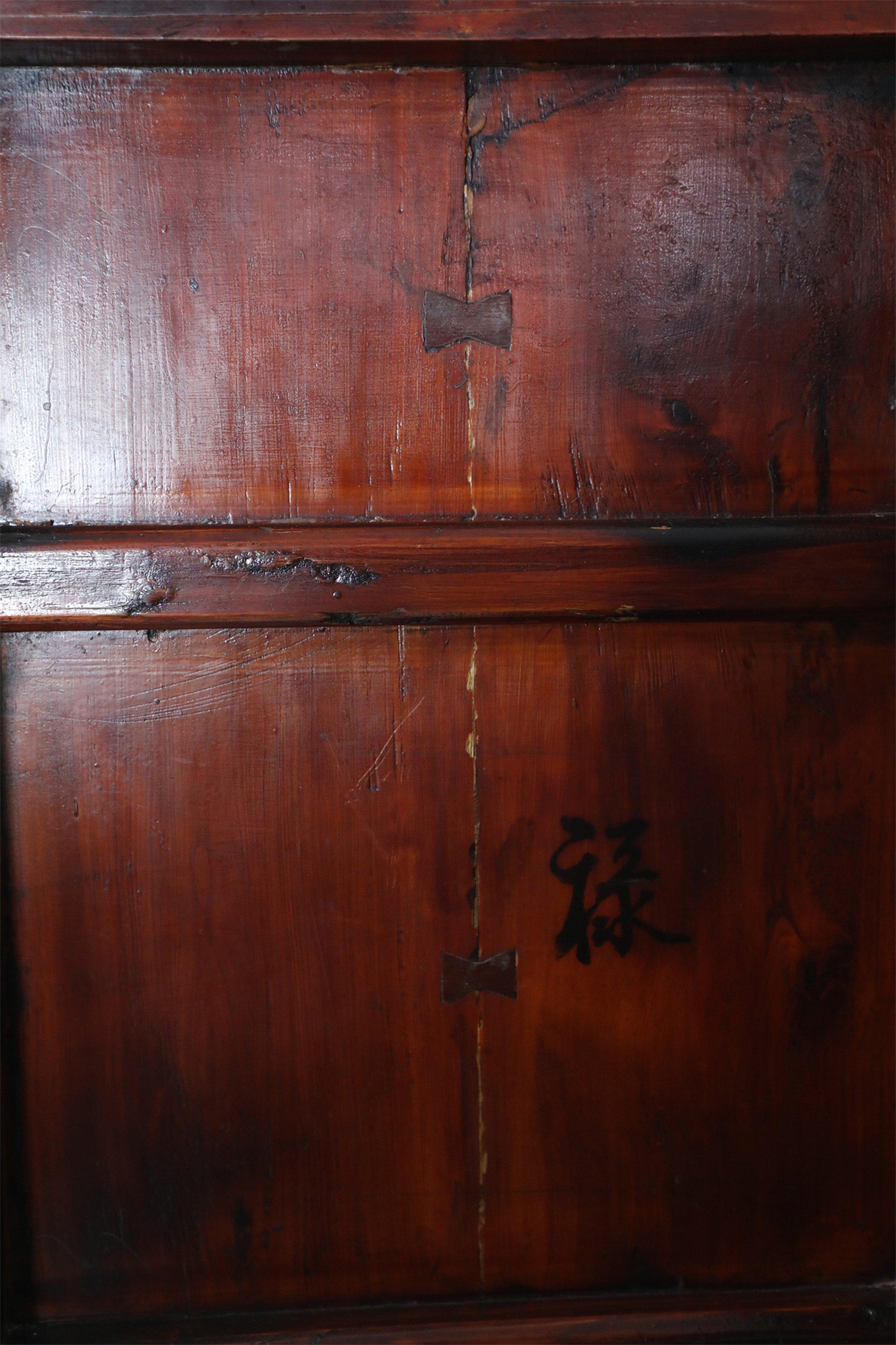 Armadio in legno massiccio cinese del XIX secolo in vendita 4