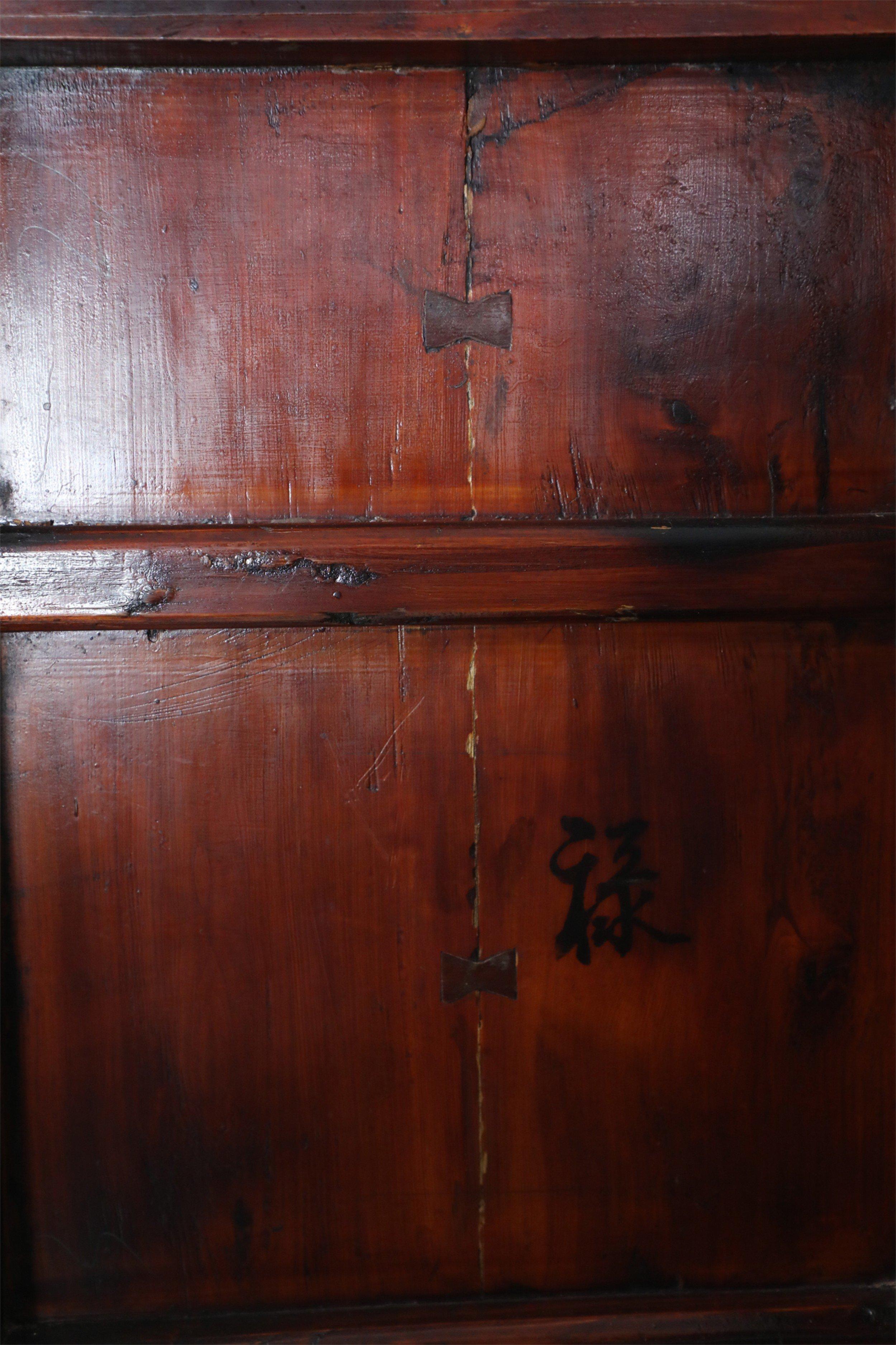 Armoire chinoise en bois de feuillus du XIXe siècle en vente 4