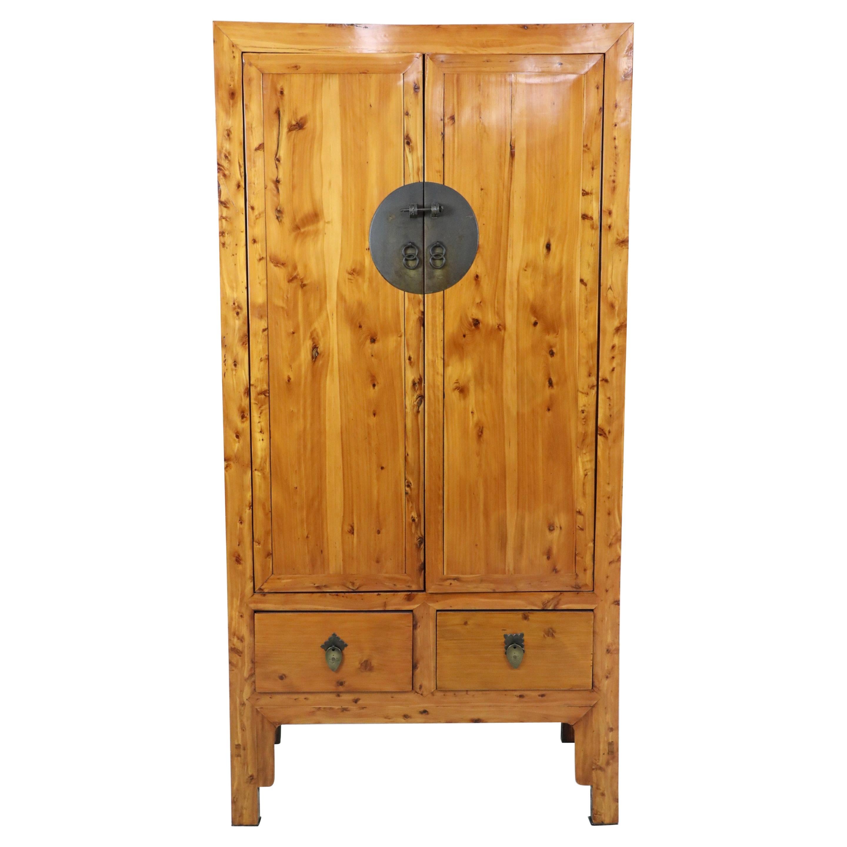 Armoire chinoise en bois de feuillus du XIXe siècle en vente