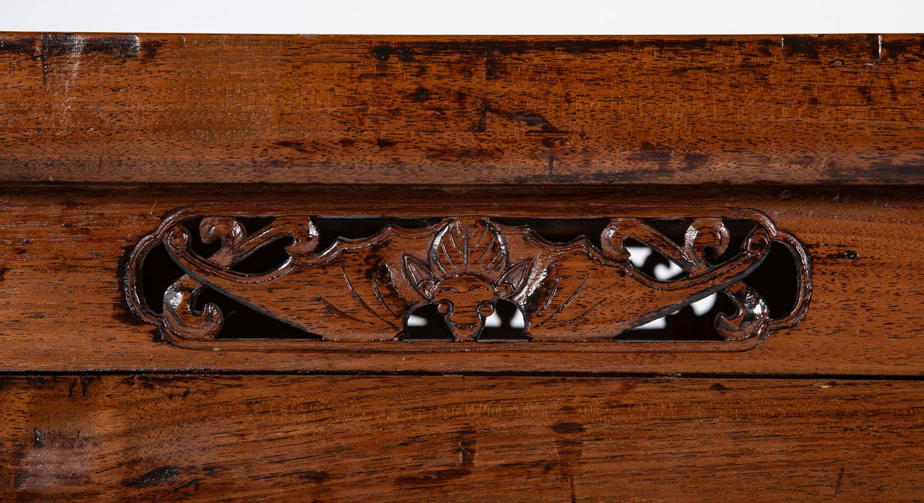 Legno massiccio Piedistallo cinese del XIX secolo in legno duro con motivi di pipistrelli intagliati in vendita