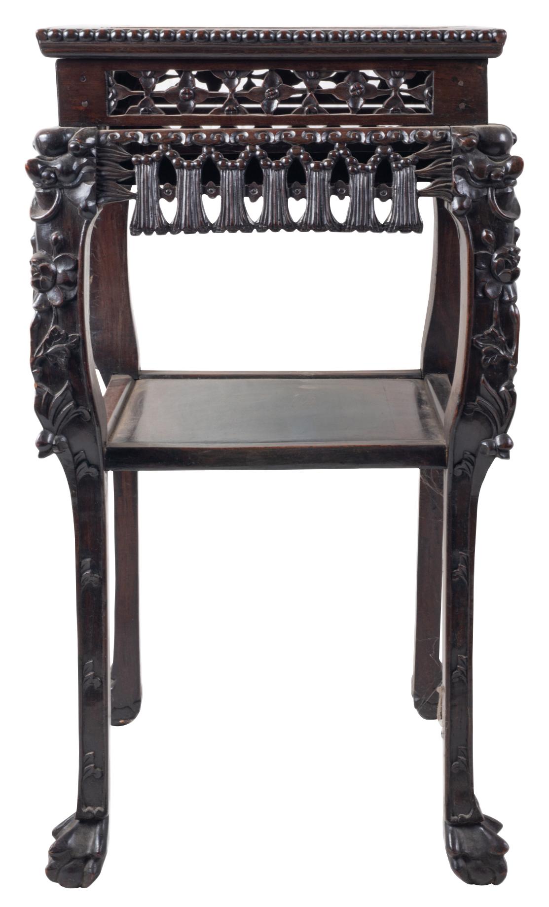 Un très bon support en bois dur chinois du 19ème siècle, avec un plateau en marbre rouge, de magnifiques motifs orientaux classiques sculptés à la main, des décorations florales et des glands, une étagère sous le plateau et reposant sur quatre pieds