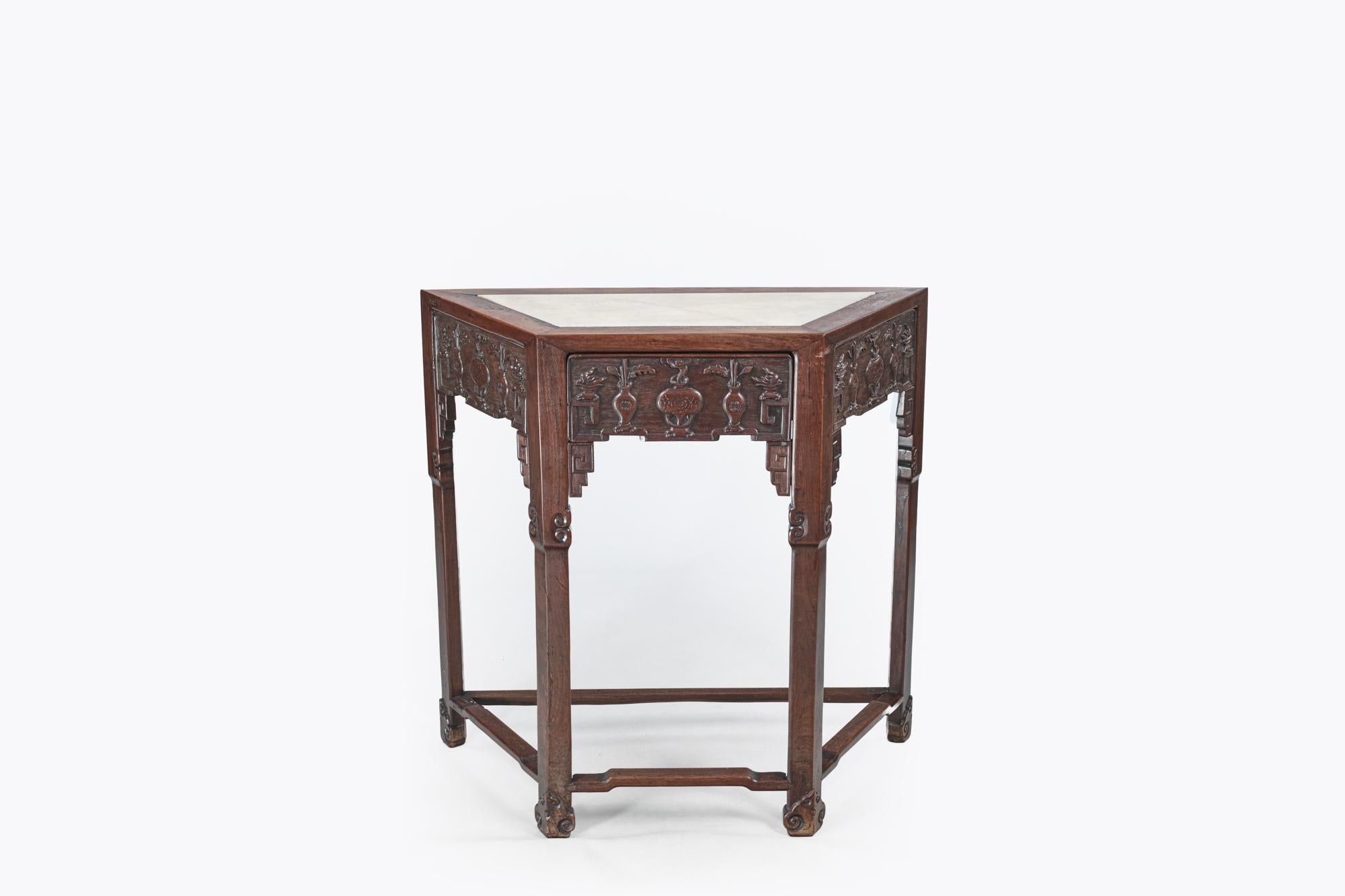 Sculpté à la main Table d'autel chinoise Hong Mu du 19ème siècle en vente