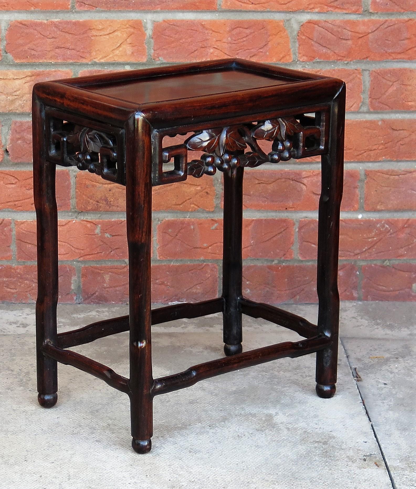 This is a Chinese handmade Hongmu hardwood side table with a finely carved frieze, dating to the second half of the 19th century, Qing period.

The table has a mitred inset figured rectangular top with a raised beeded surround, over a very well hand