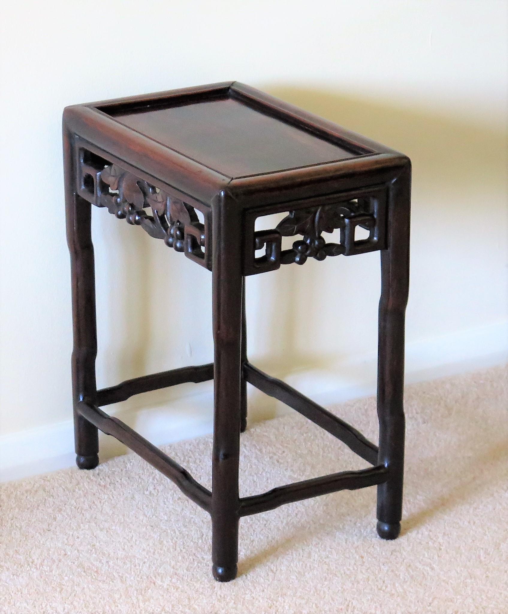 19th Century Chinese Hongmu Side Table finely carved, Qing circa 1870 In Good Condition For Sale In Lincoln, Lincolnshire