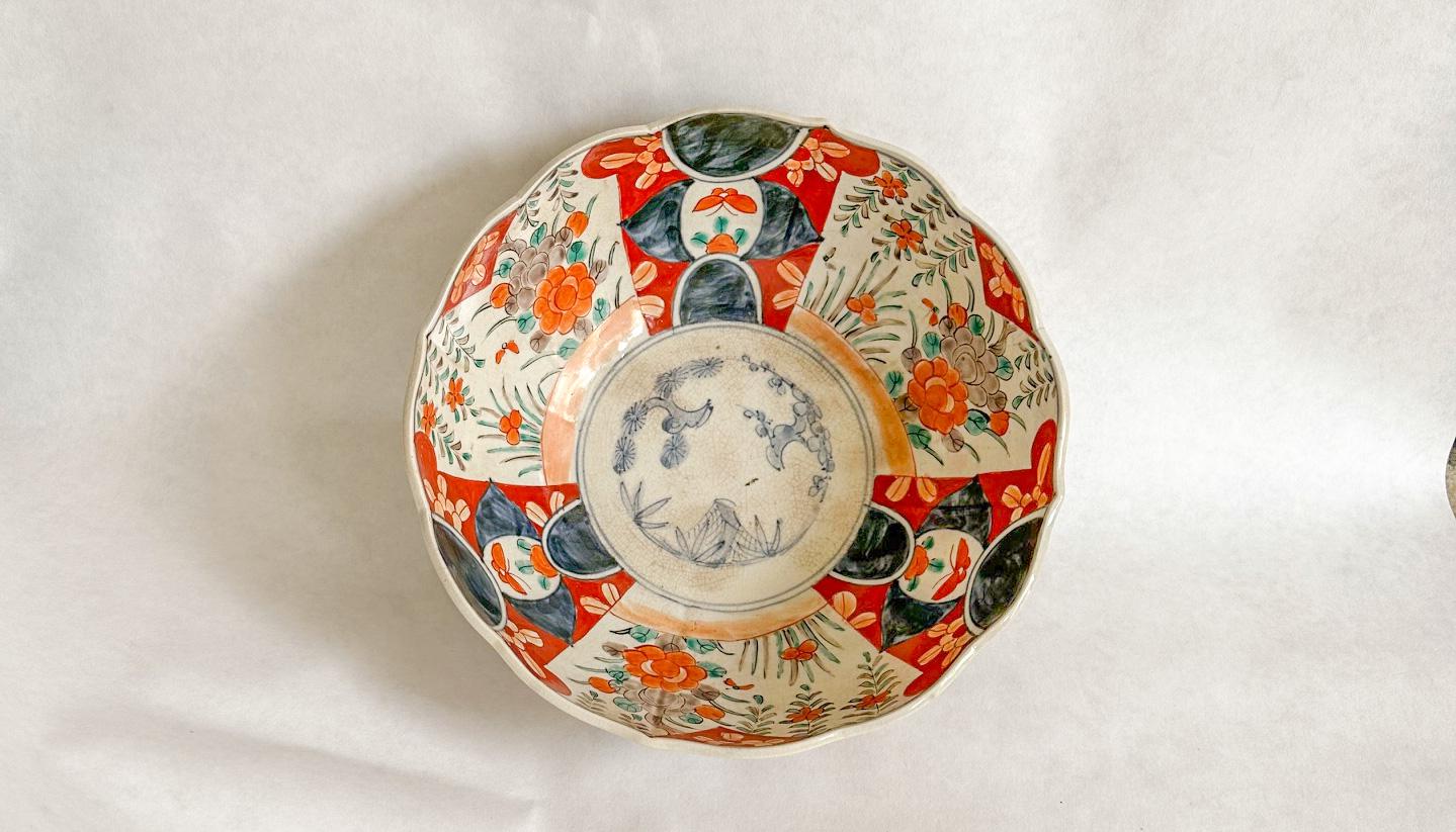 Offered is an exquisite 19th century Chinese imari polychrome bowl with a lightly scalloped edge. Salt glazed and in excellent antique condition. Some expected age crazing. 