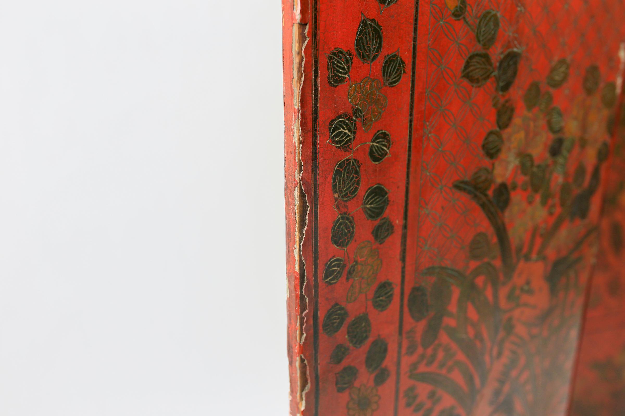 Paravento cinese a quattro pannelli in lacca rossa incisa del XIX secolo in vendita 4