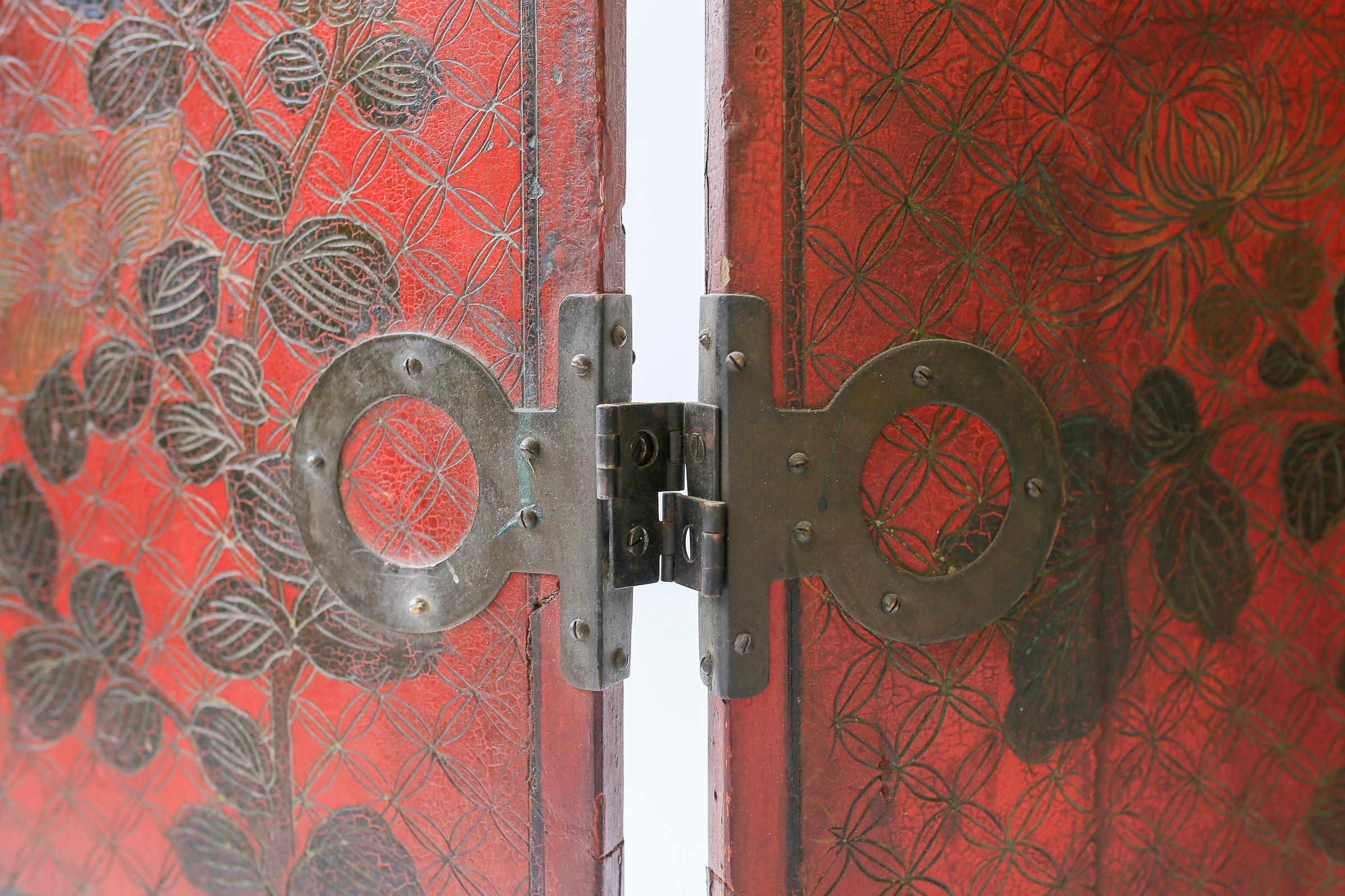 Paravento cinese a quattro pannelli in lacca rossa incisa del XIX secolo in vendita 5
