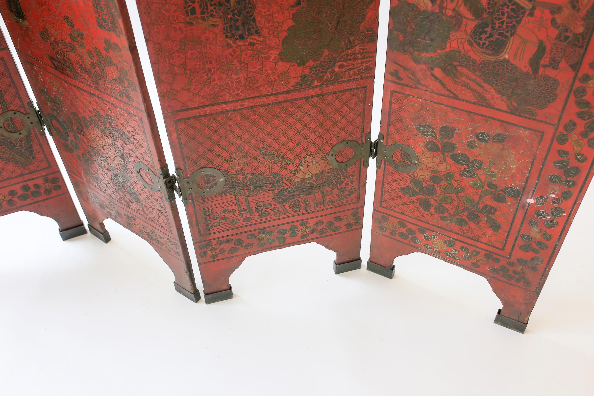 Cinese Paravento cinese a quattro pannelli in lacca rossa incisa del XIX secolo in vendita