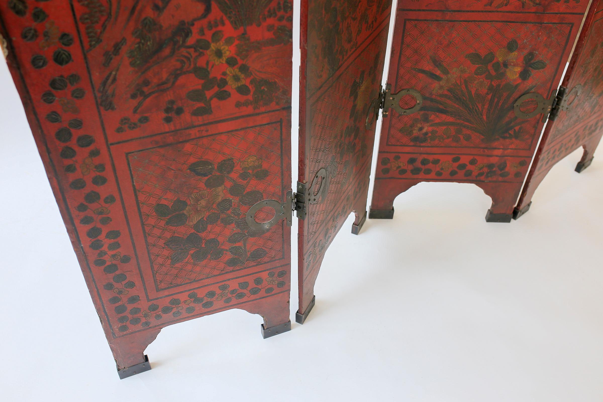 Paravento cinese a quattro pannelli in lacca rossa incisa del XIX secolo in vendita 3