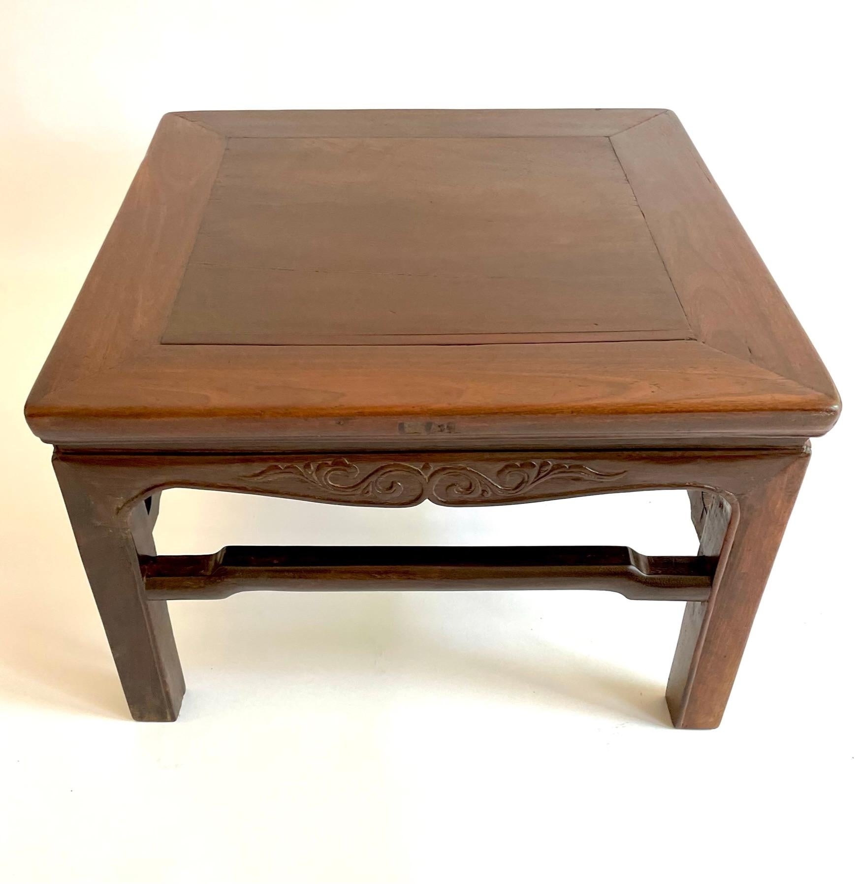 Cette table kang du XIXe siècle est rare en raison du bois dans lequel elle est sculptée, le bois de fer. Le Teilimu, bois de fer chinois, est un bois dur dense à croissance lente, très recherché par les collectionneurs d'antiquités chinoises. Cette