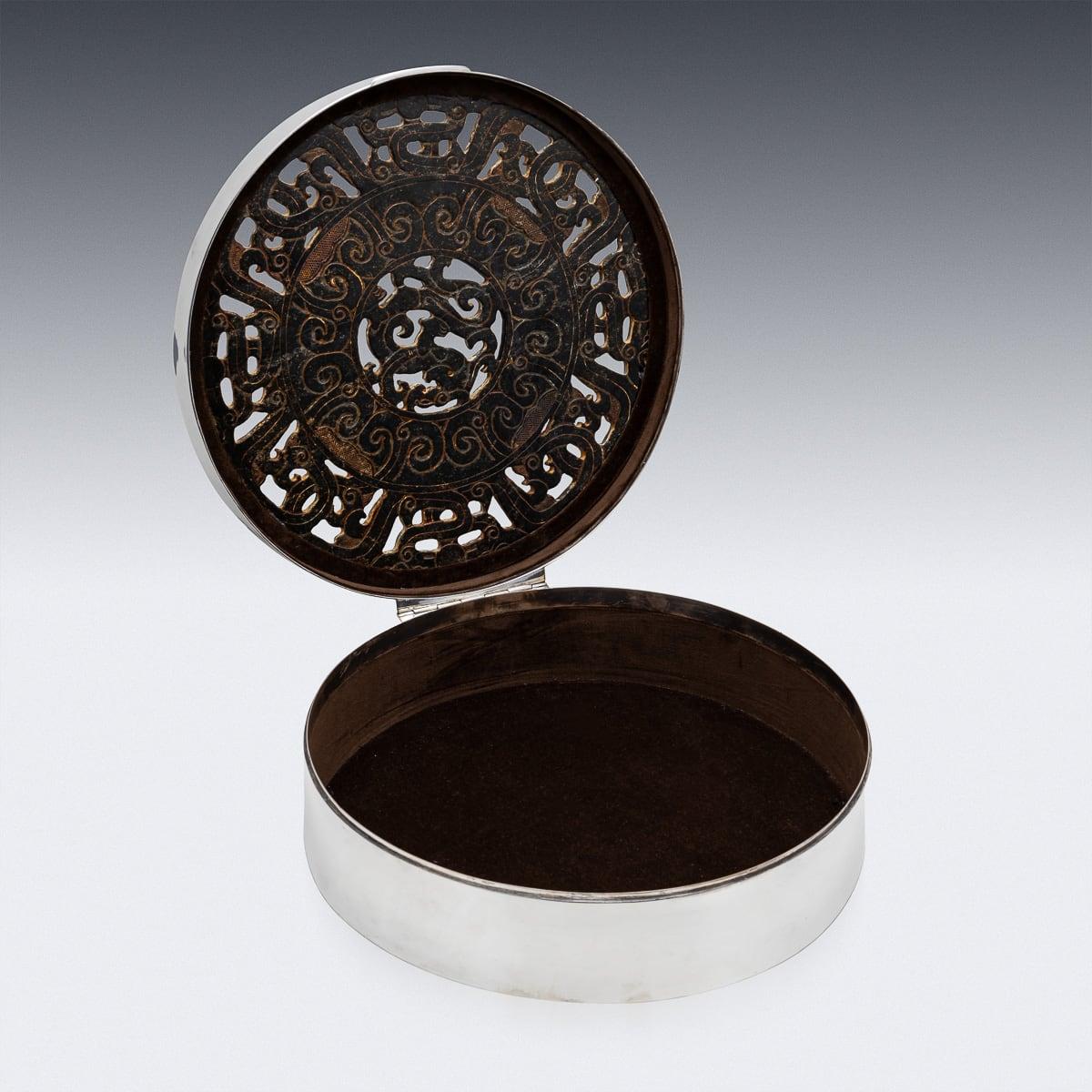 Juego de jade chino del siglo XIX en caja moderna italiana de plata maciza forrada de terciopelo Silver en venta