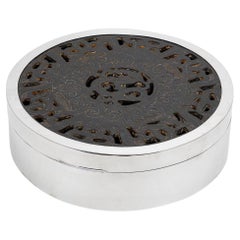 Juego de jade chino del siglo XIX en caja moderna italiana de plata maciza forrada de terciopelo