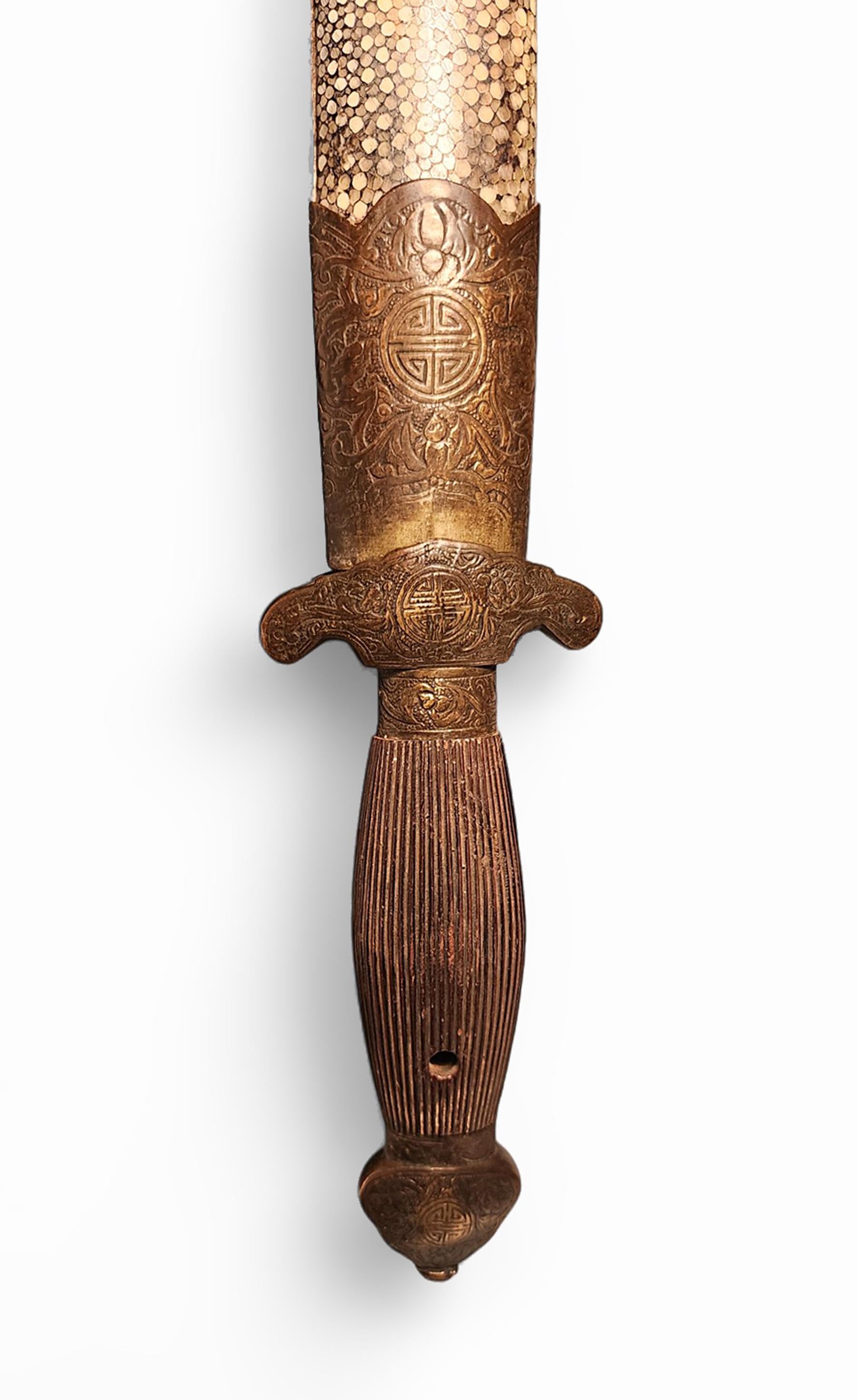 XIXe siècle Sabre chinoise Jian du 19e siècle avec lame en métal à double bord et scabbard en vente