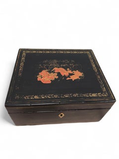 Chinesische Lackschachtel aus dem 19. Jahrhundert mit Innenleben aus graviertem Metall