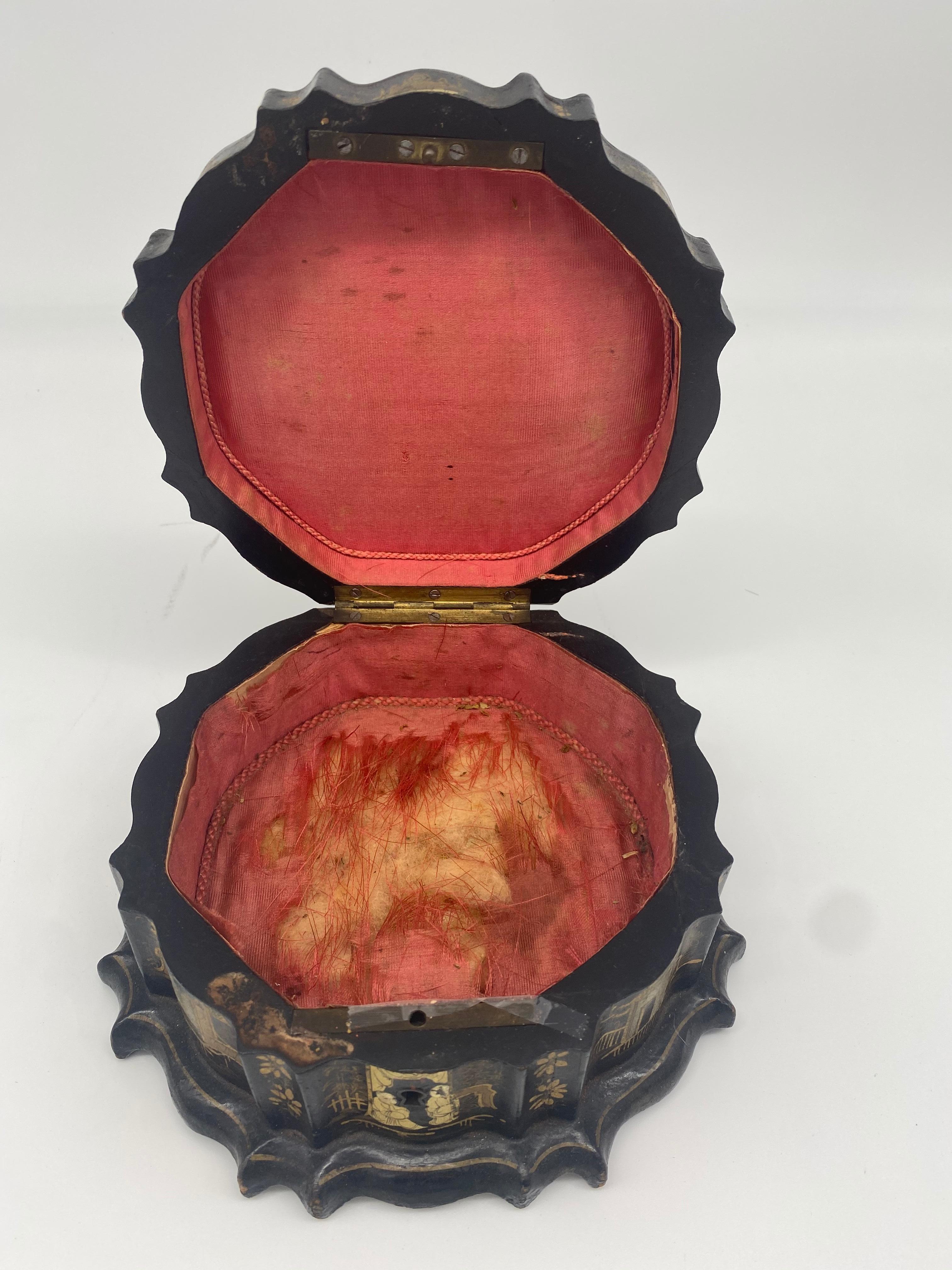 19th Century Chinese Lacquer Jewelry Box For Sale 1
